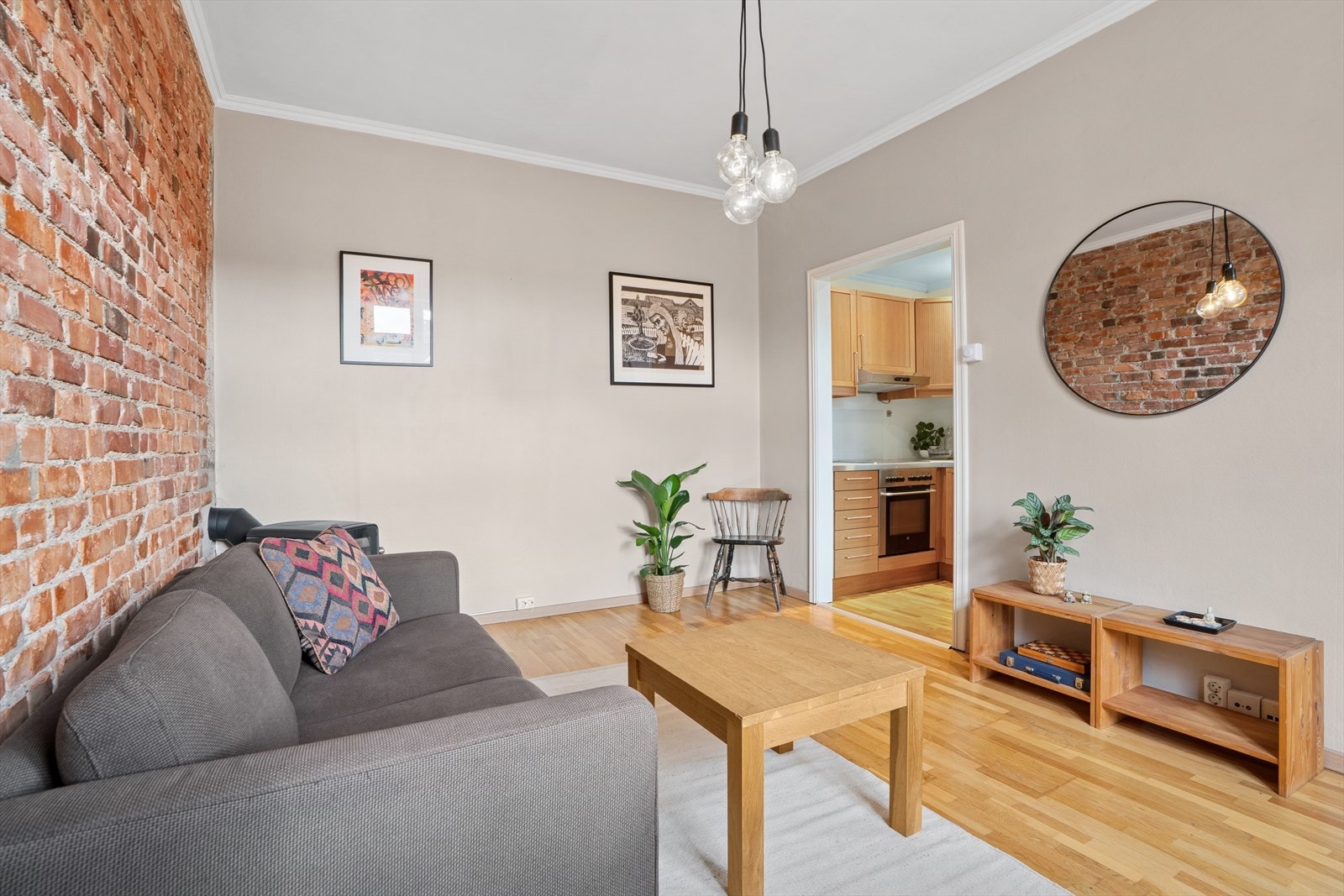 Leiligheten har en romslig stue med plass til både sofa og spisegruppe. Galleribilde