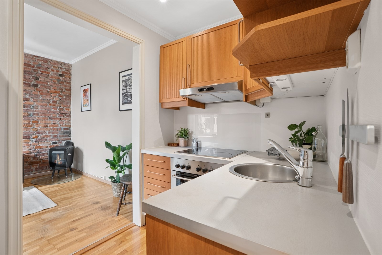 Videre har leiligheten et arealeffektiv kjøkken med oppvaskmaskin og integrert ovn og platetopp. Galleribilde