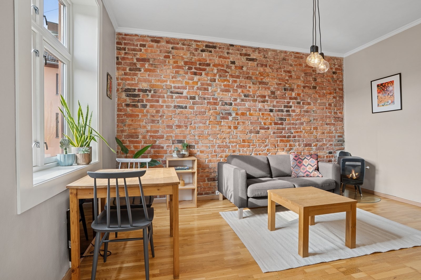 I stuen er det en koselig peis som varmer godt på kaldere dager. Galleribilde