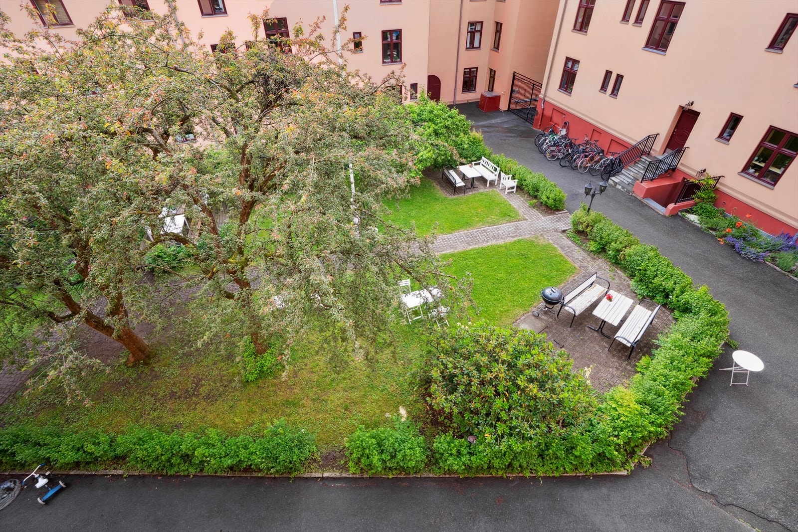 Idyllisk bakgård med sitteplasser, lekeapparater og grill. Må oppleves! Galleribilde