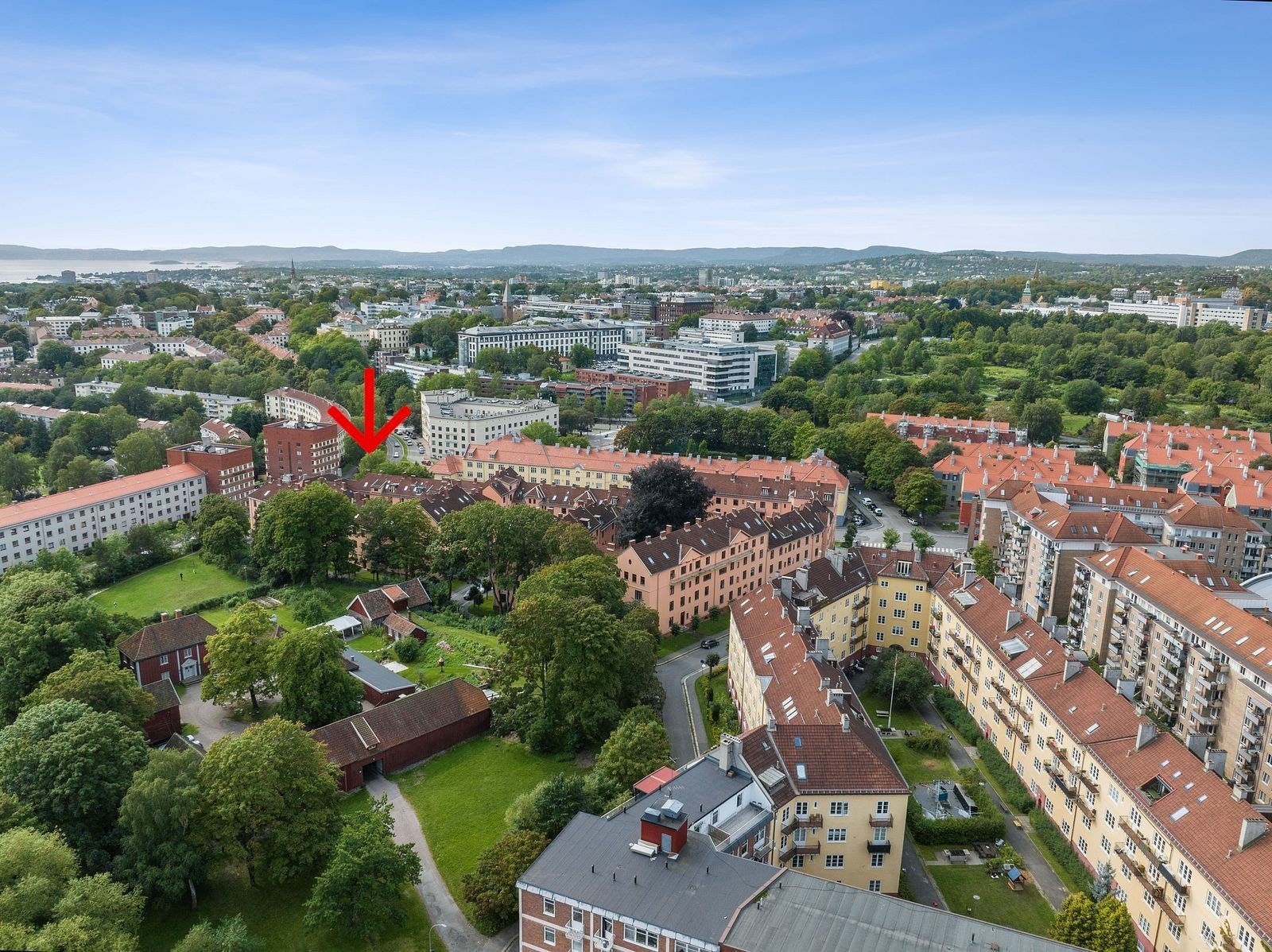 Leiligheten har en tilbaketrukket og fredfull beliggenhet, samtidig som den er svært sentral. Galleribilde