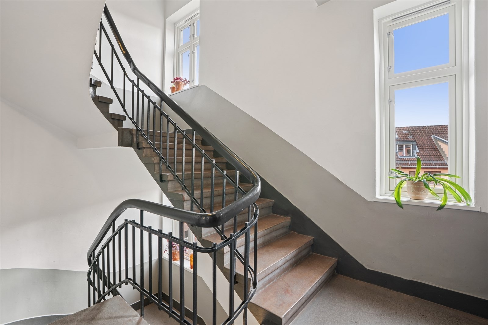 Klassisk og fin oppgang med store vinduer. Galleribilde