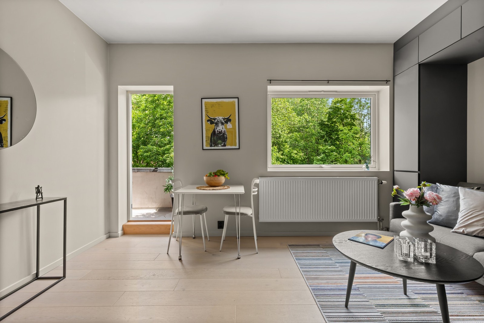 Stuen gir plass til både sofagruppe og spisebord. Galleribilde