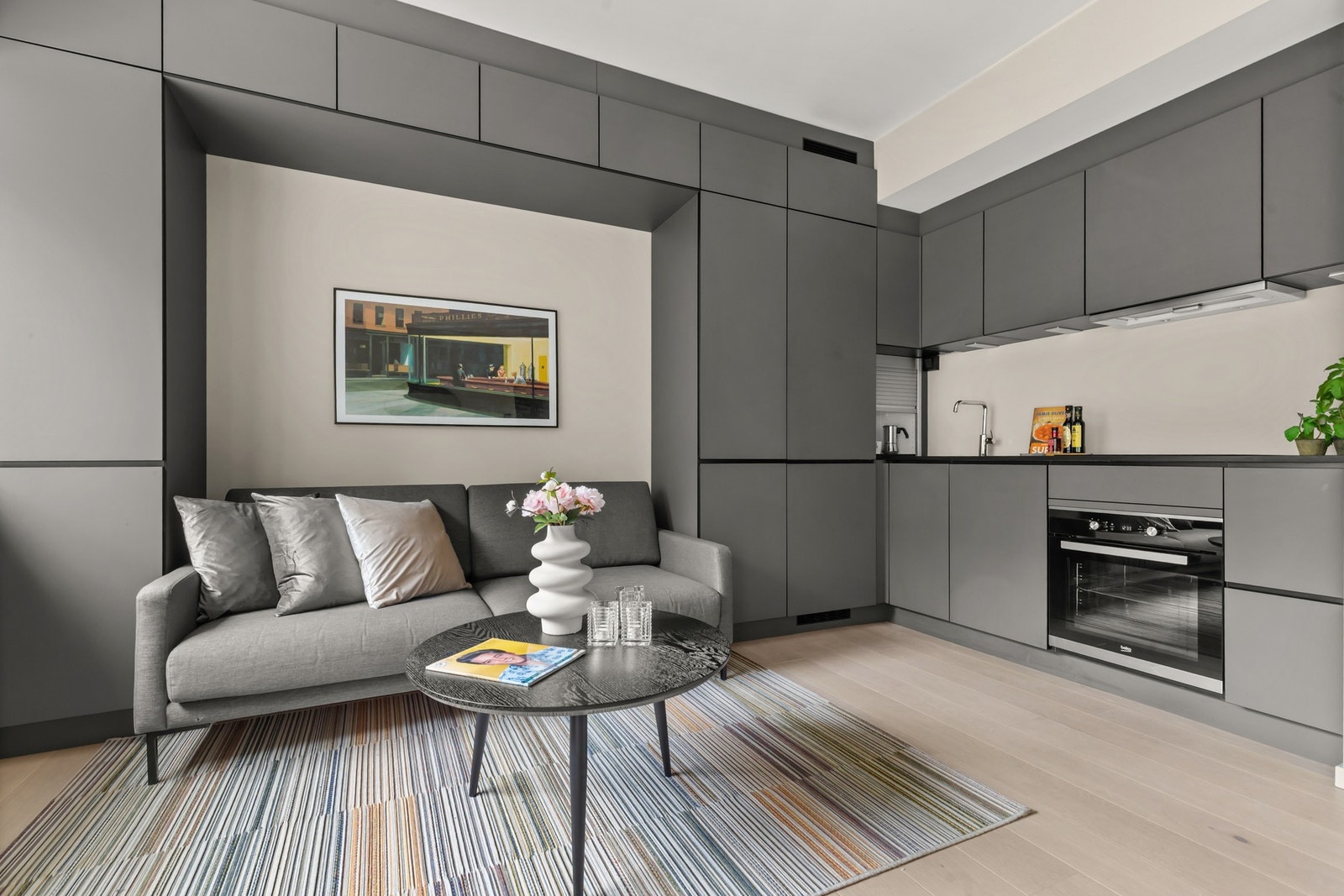 I tillegg til godt med oppbevaringsplass i selve leiligheten, disponeres også kjeller- og loftsbod. Galleribilde