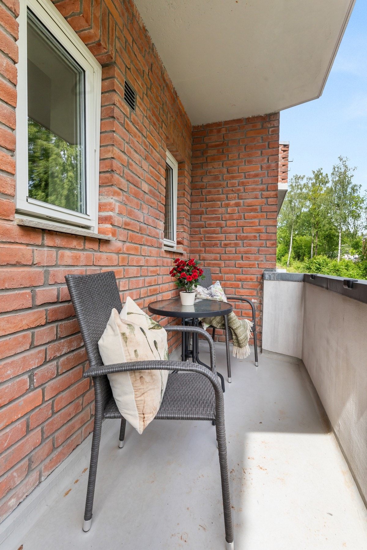 Balkongen vender mot øst og har morgensol, i tillegg til å være en fin uteplass i sommerhalvåret. Galleribilde