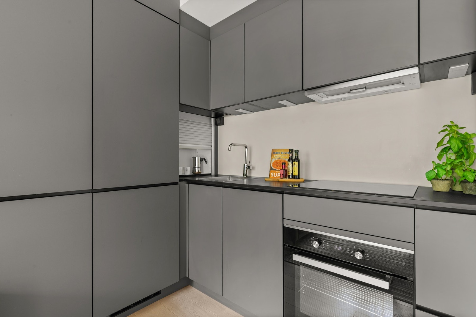 Kjøkkenet er utført med fronter i matt sort. Galleribilde