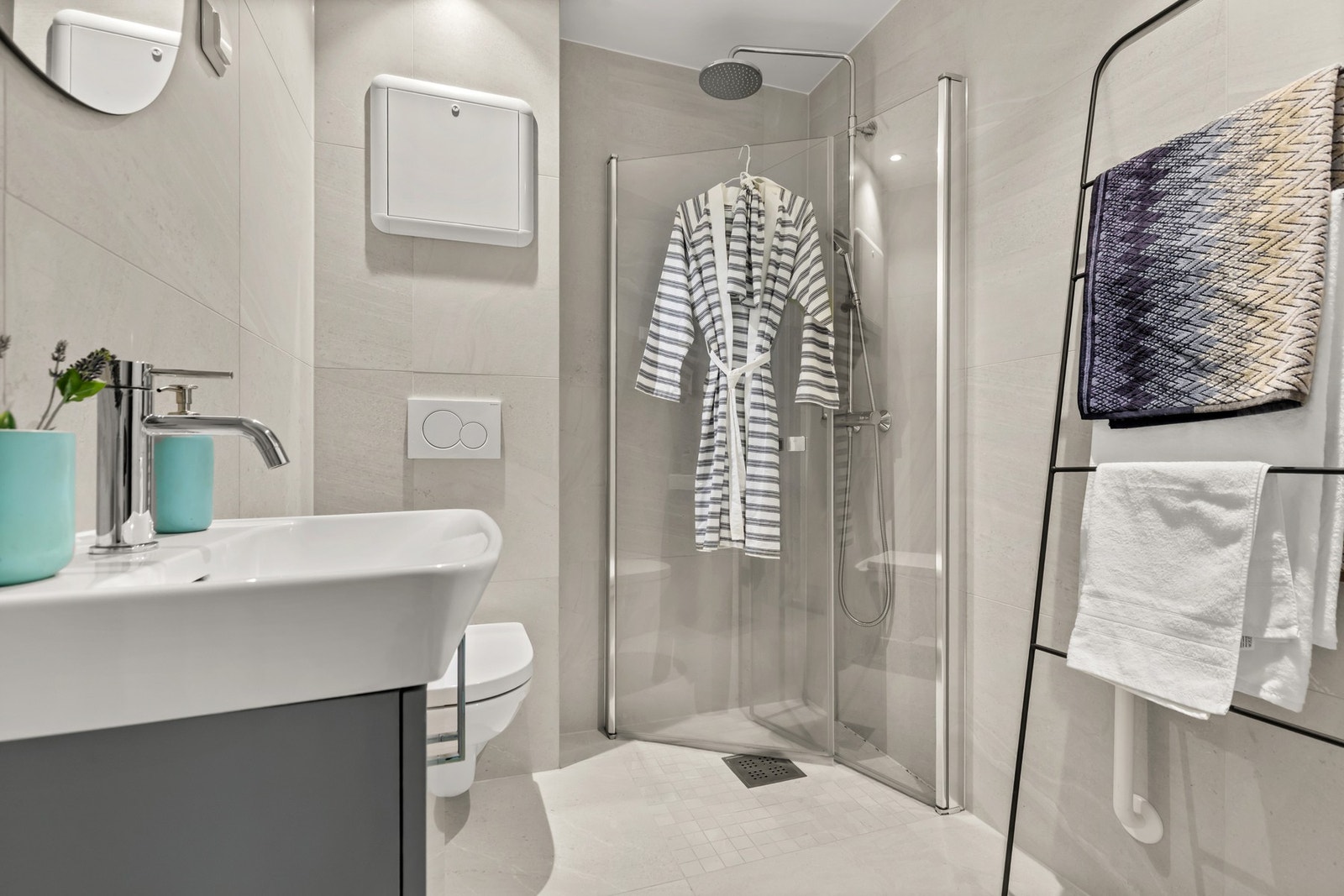 Lekkert flislagt baderom fra 2019. Galleribilde