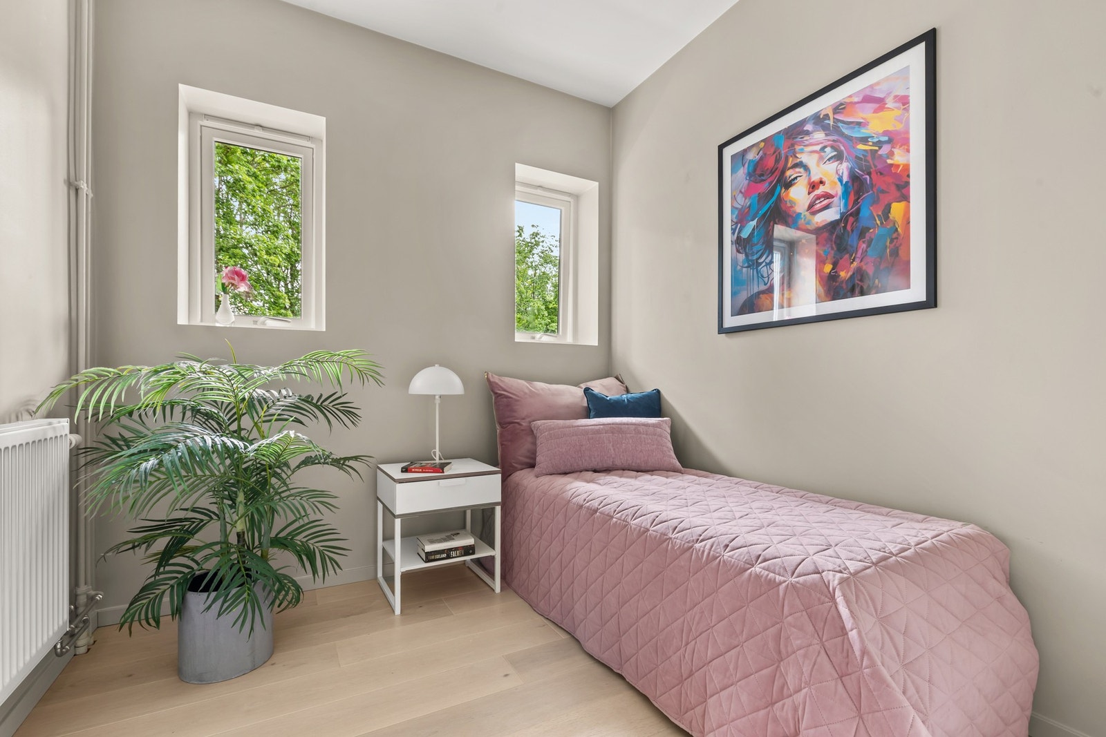 Soverom med plass til seng og garderobeløsning. Galleribilde