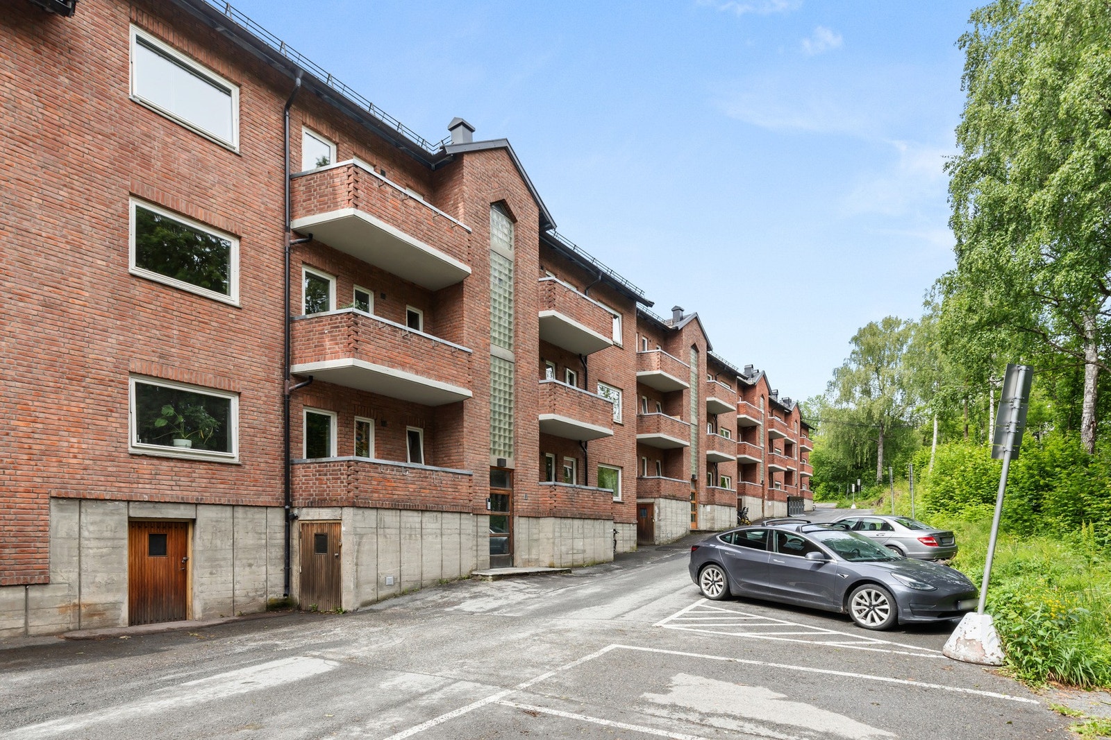 Flott fasade i teglstein, oppført i 1958. Galleribilde