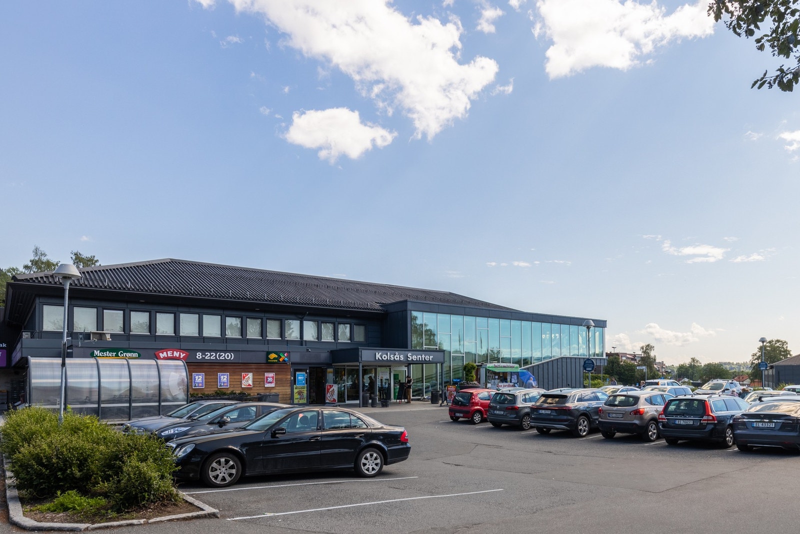 Kjøpesenter på Kolsås med blant annet Meny og Vinmonopol. Galleribilde