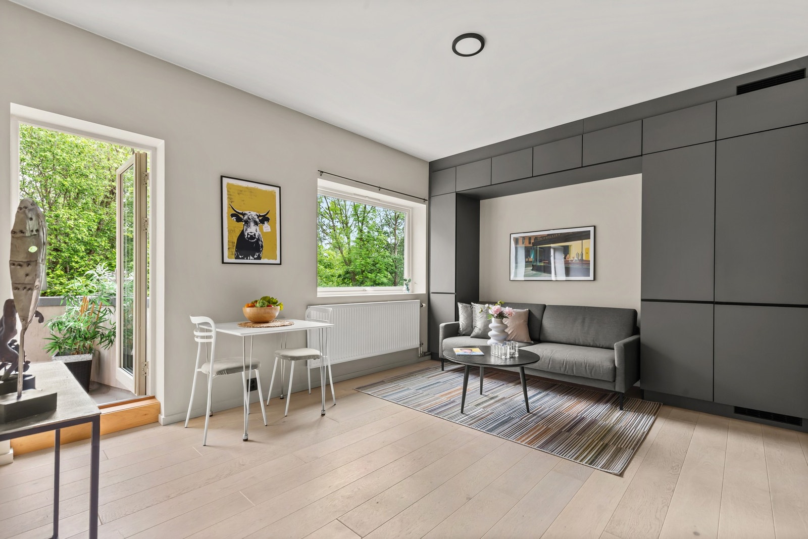 Oppvarming via vannbåren varme i radiatorer. Forbruk er inkludert i felleskostnadene. Galleribilde