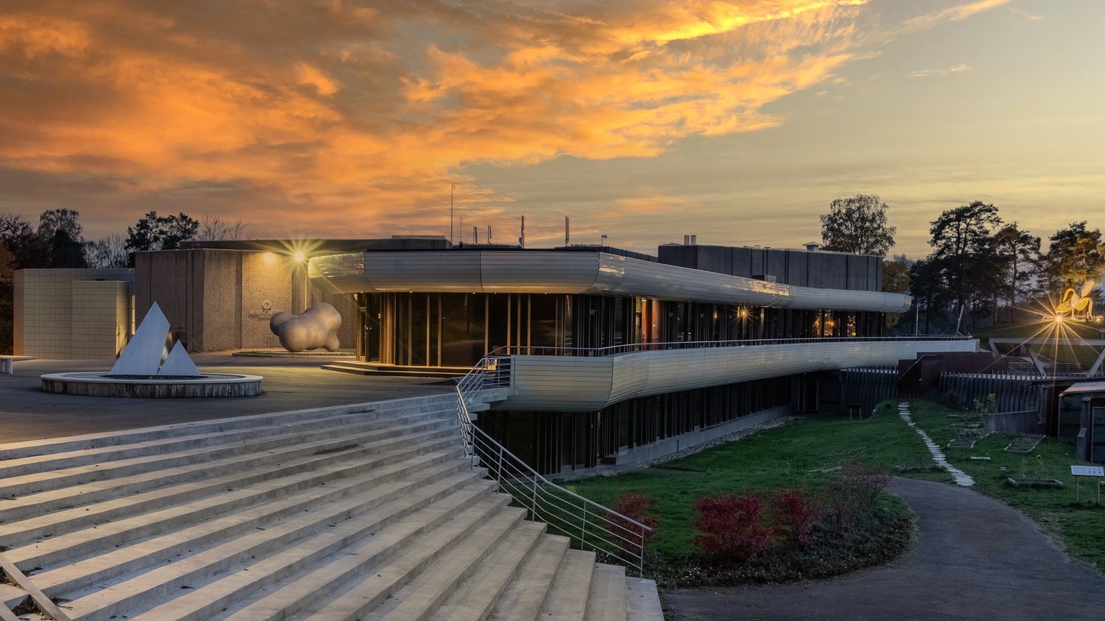 Kort vei til sjøen og Hennie Onstad kunstsenter. Galleribilde