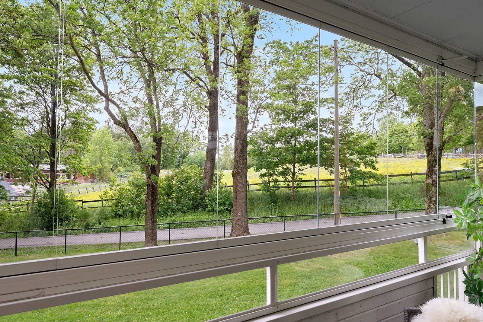 Utsikt fra innglasset balkong Galleribilde