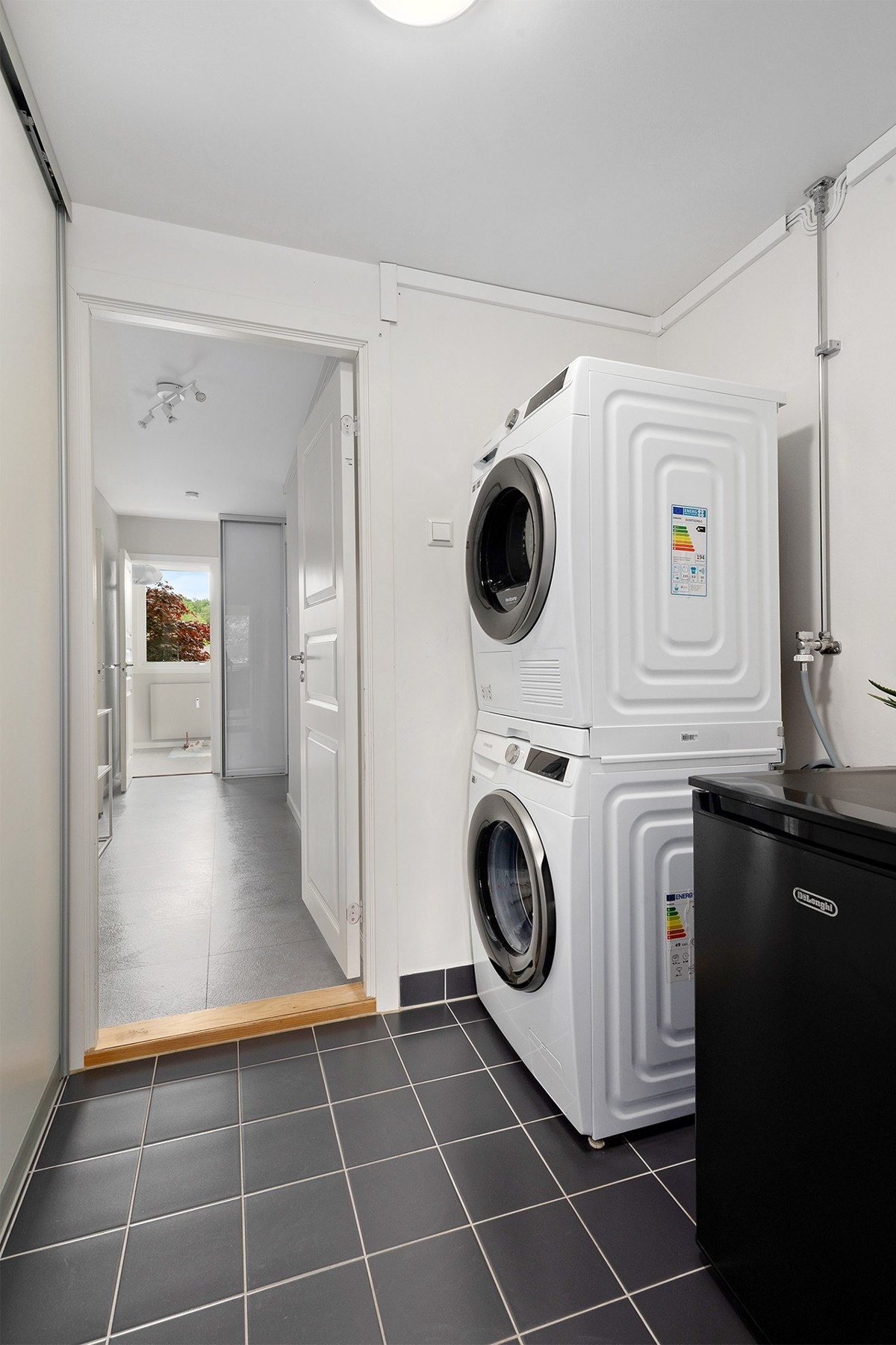 Vaskerommet har inngang fra to sider, noe som gir en god og praktisk flyt i rommet. Galleribilde