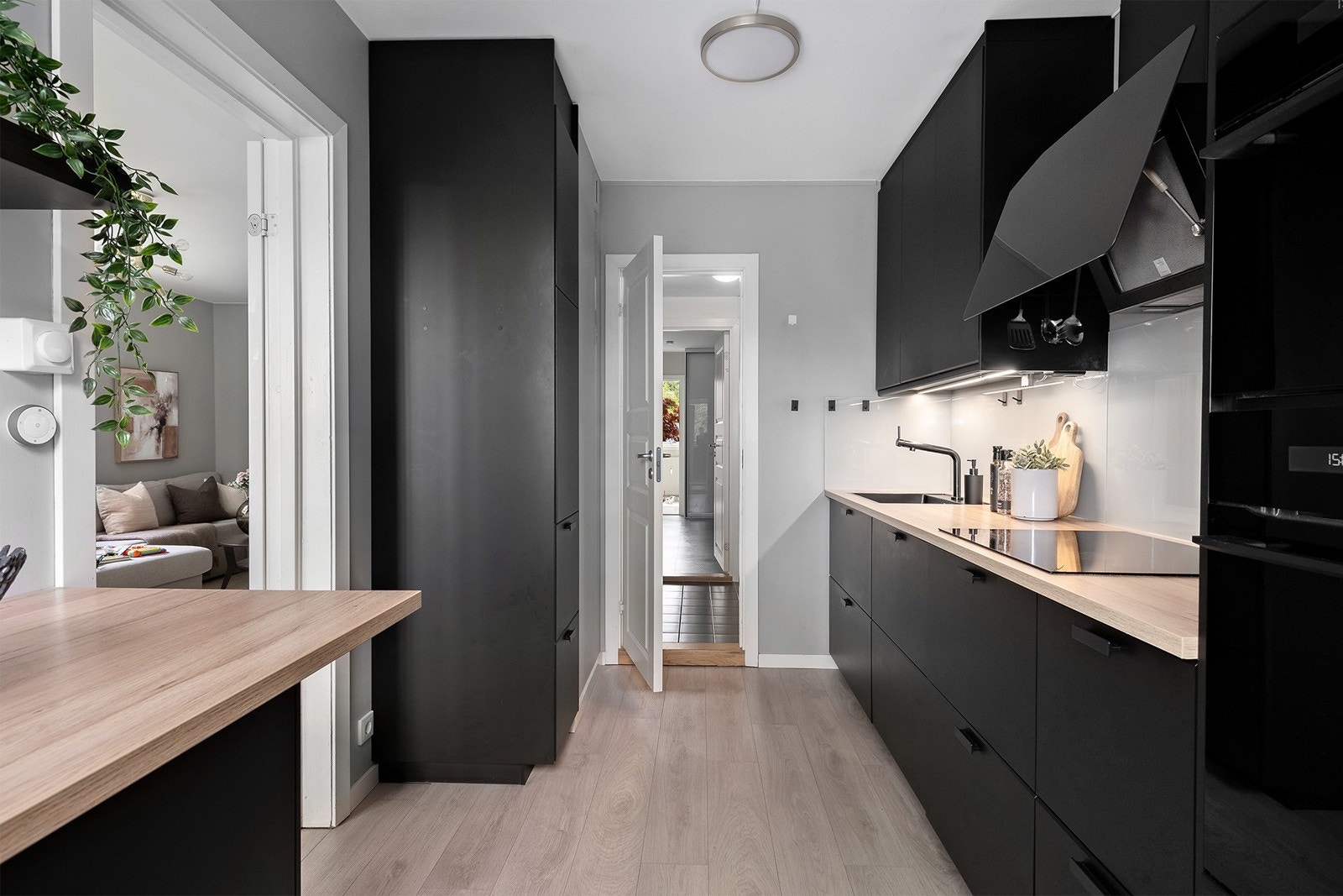 Romslig og funksjonelt kjøkken med direkte adgang til et praktisk vaskerom. Galleribilde