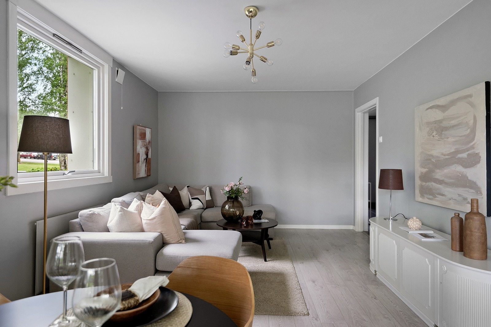 Romslig stue med rikelig plass til sofagruppe. Galleribilde