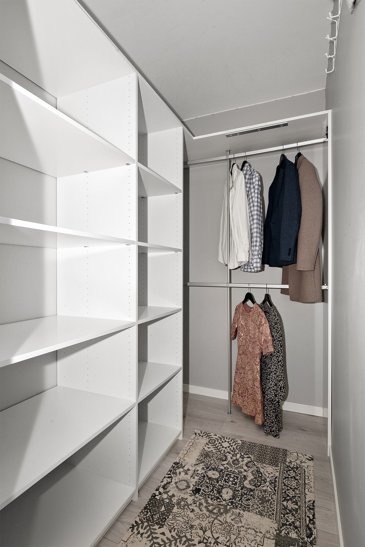 Walk-in closet/bod med inngang fra hovedsoverom Galleribilde