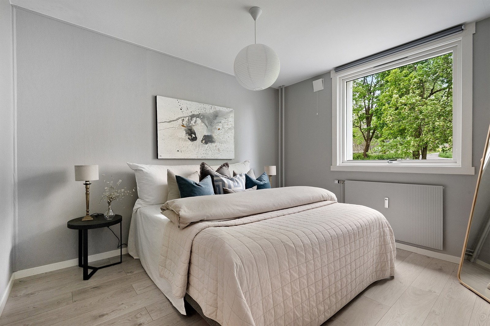 Hovedsoverom med god plass til seng og nattbord Galleribilde