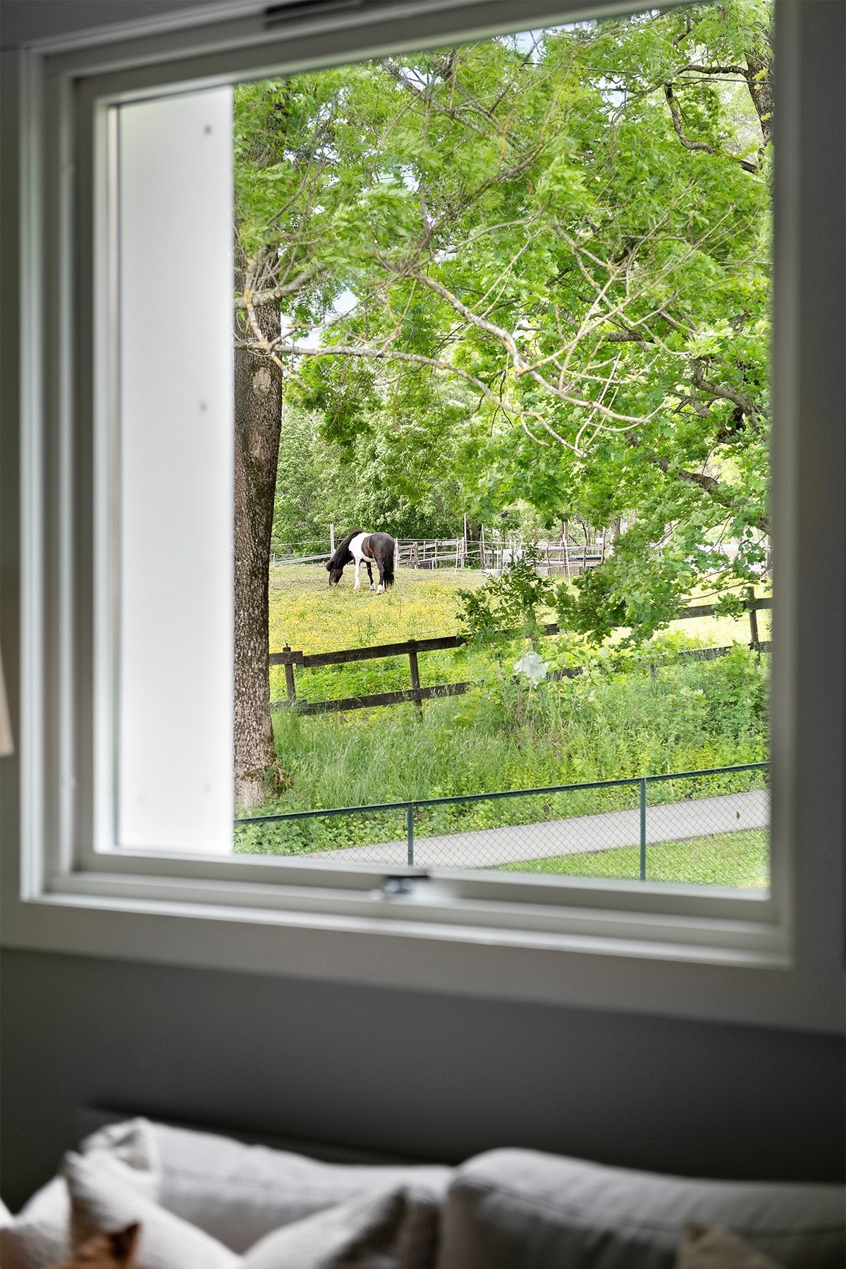 Fra stuen kan du nyte utsikten mot idylliske Tveten gård! Galleribilde