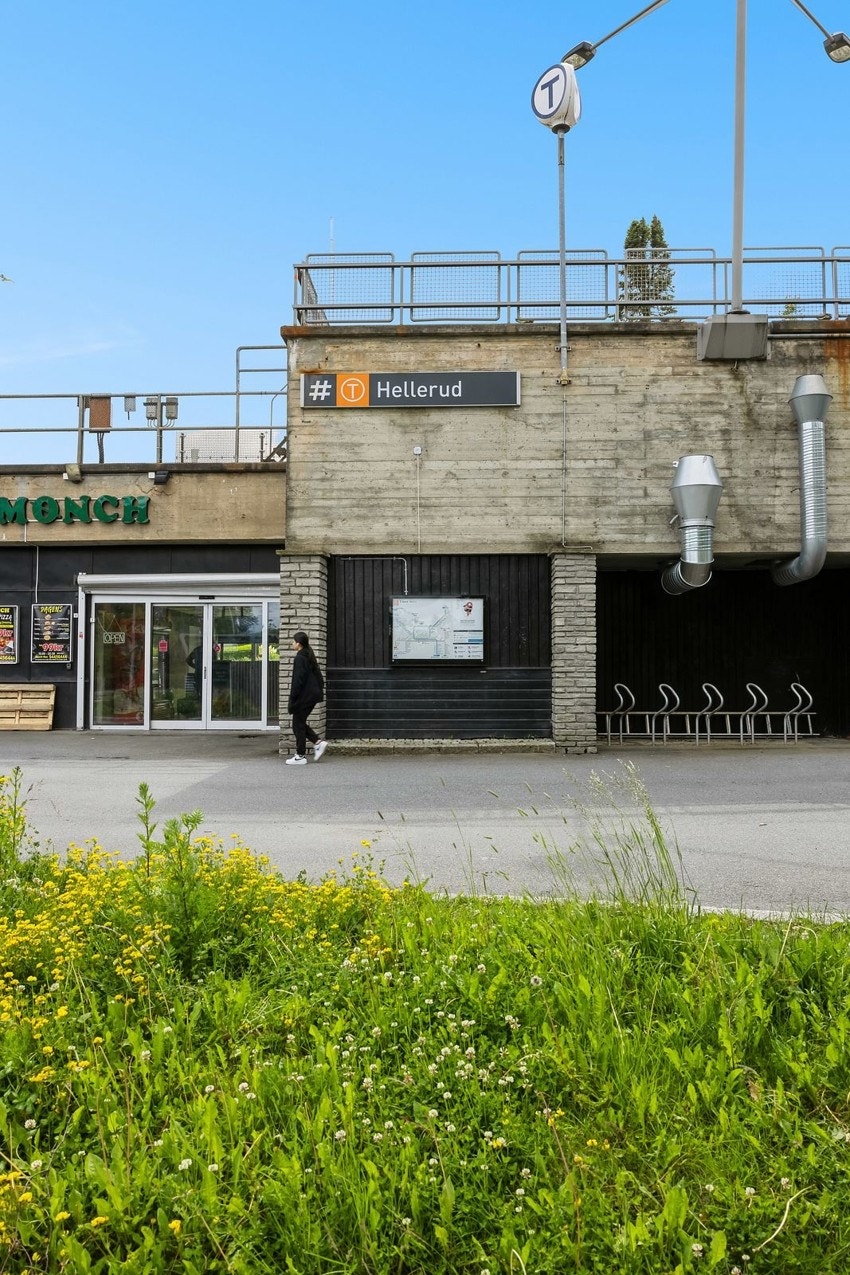 Hellerud t-bane med både linje 2 og 3 ligger med 5 min gange fra boligen Galleribilde