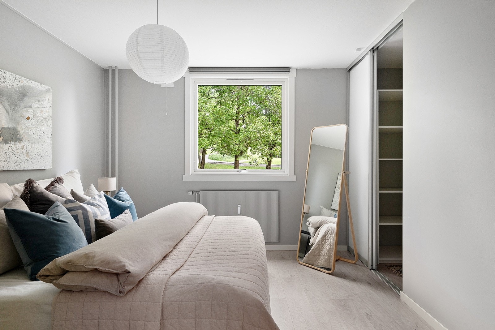 Hovedsoverom med vindu mot grøntareal Galleribilde