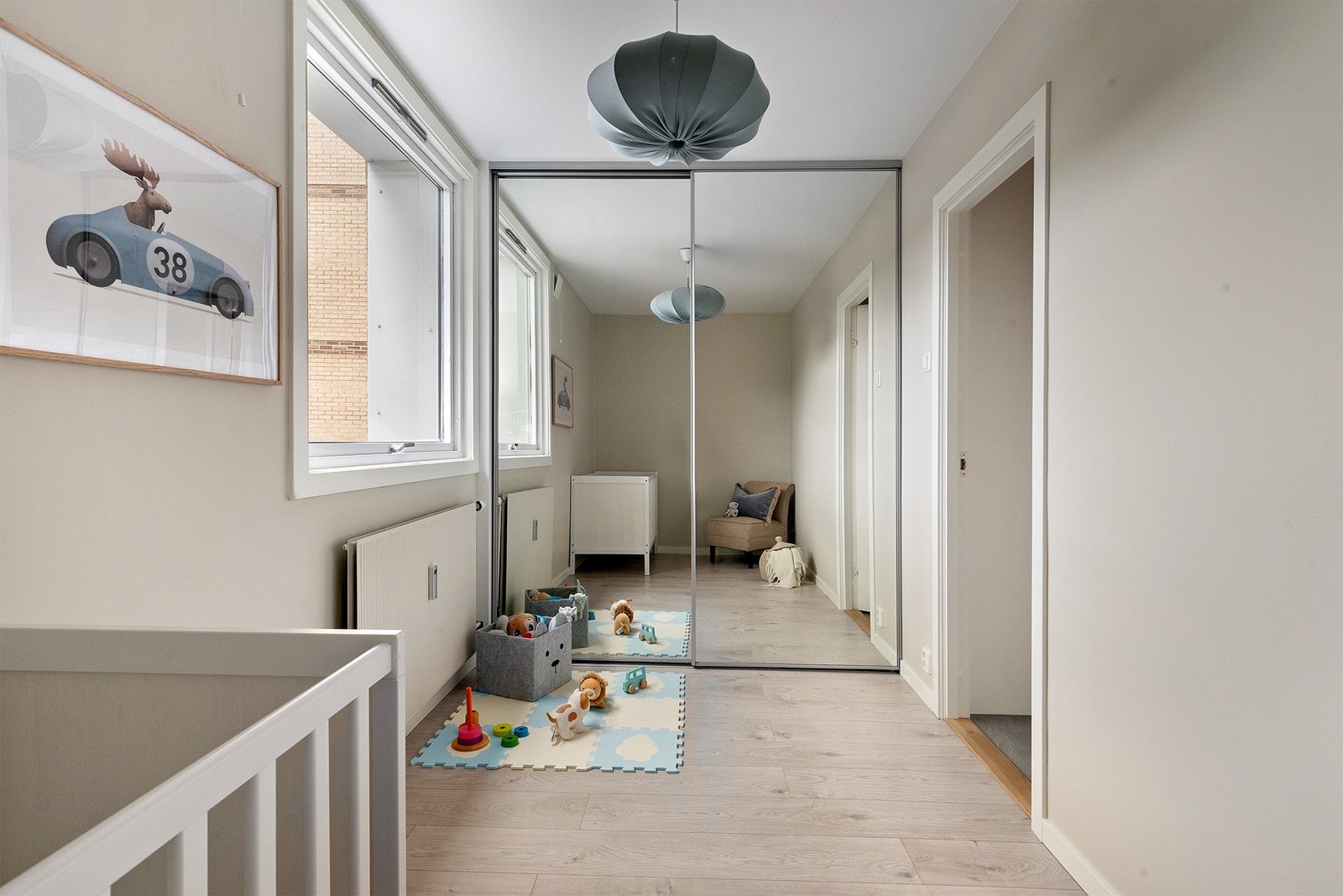 Soverom 2 har en praktisk skyvedørsgarderobe med speilflater og god oppbevaringsplass. Galleribilde