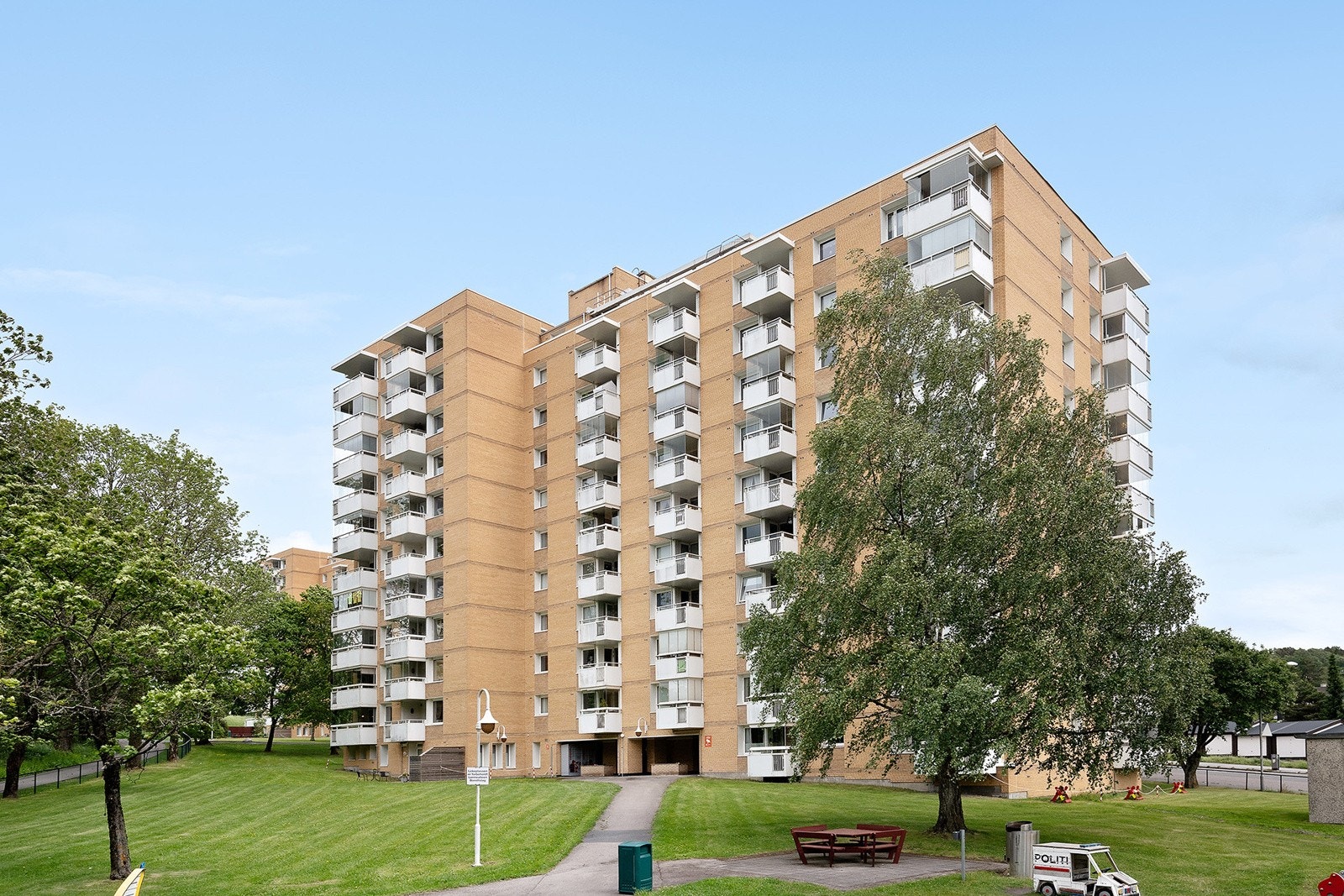 Leiligheten ligger fint til i 2.etasje på venstre side av bygget. Galleribilde