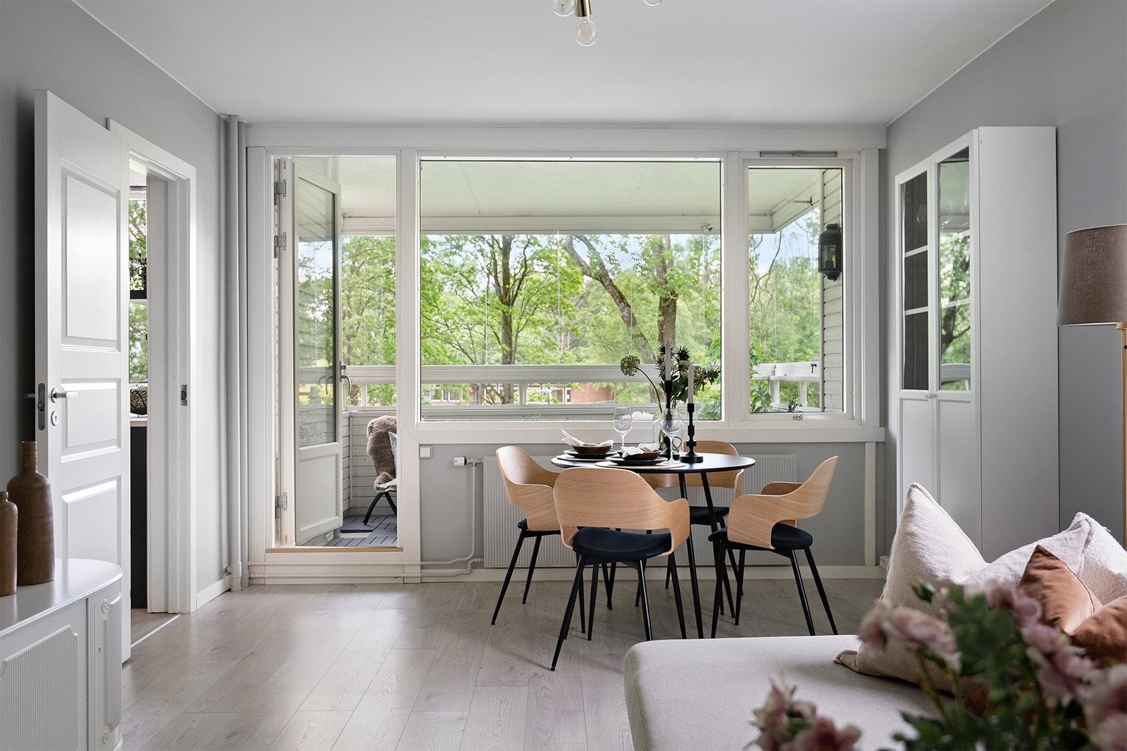 Stuen har rikelig med plass til en spisestue. Galleribilde