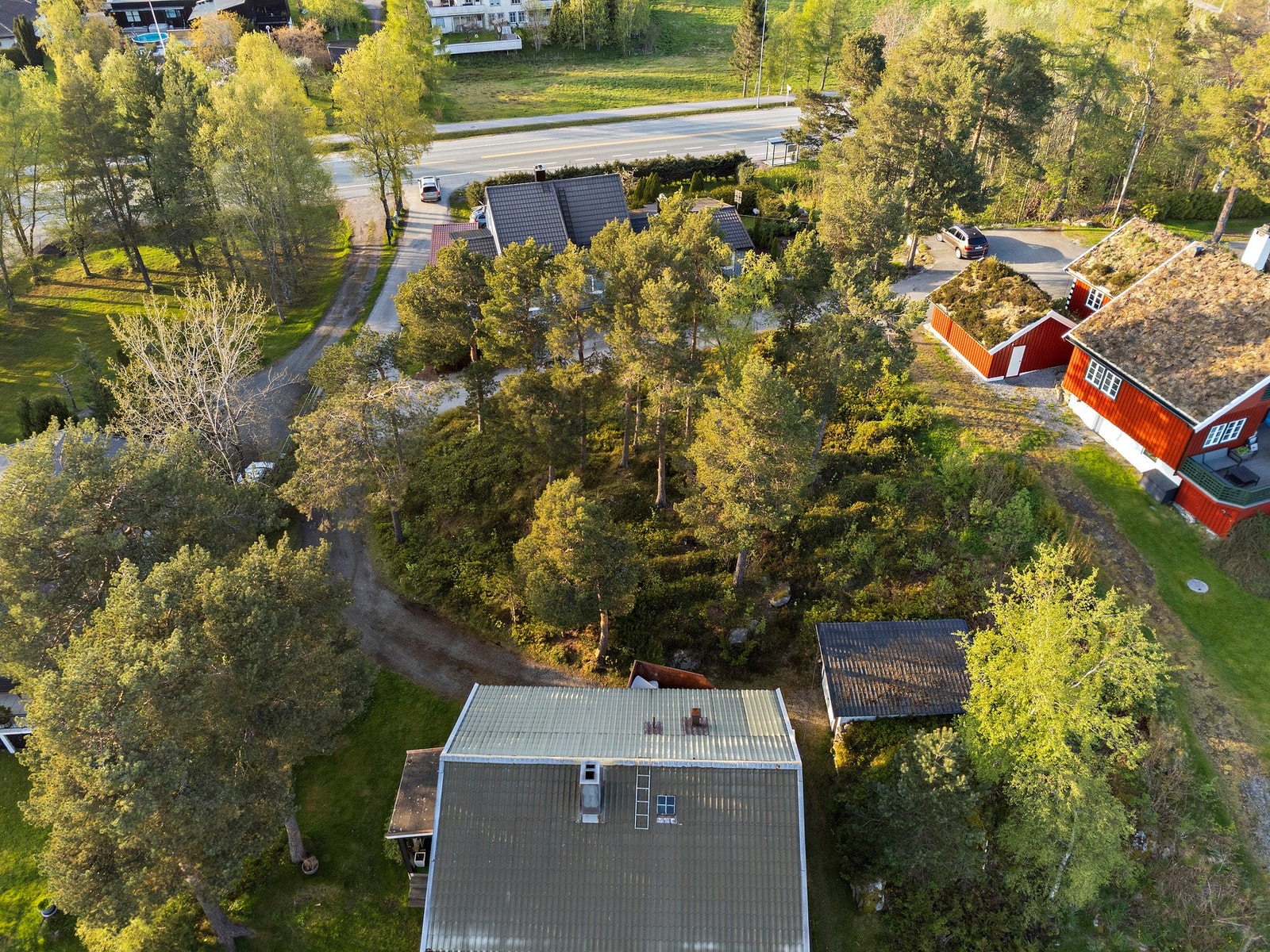 Hus og garasje nederst i bilde på nabotomten 31/26 er revet. Her skal det oppføres ny enebolig. Se tegninger av planlagt bolig senere i bildekarusellen. Galleribilde