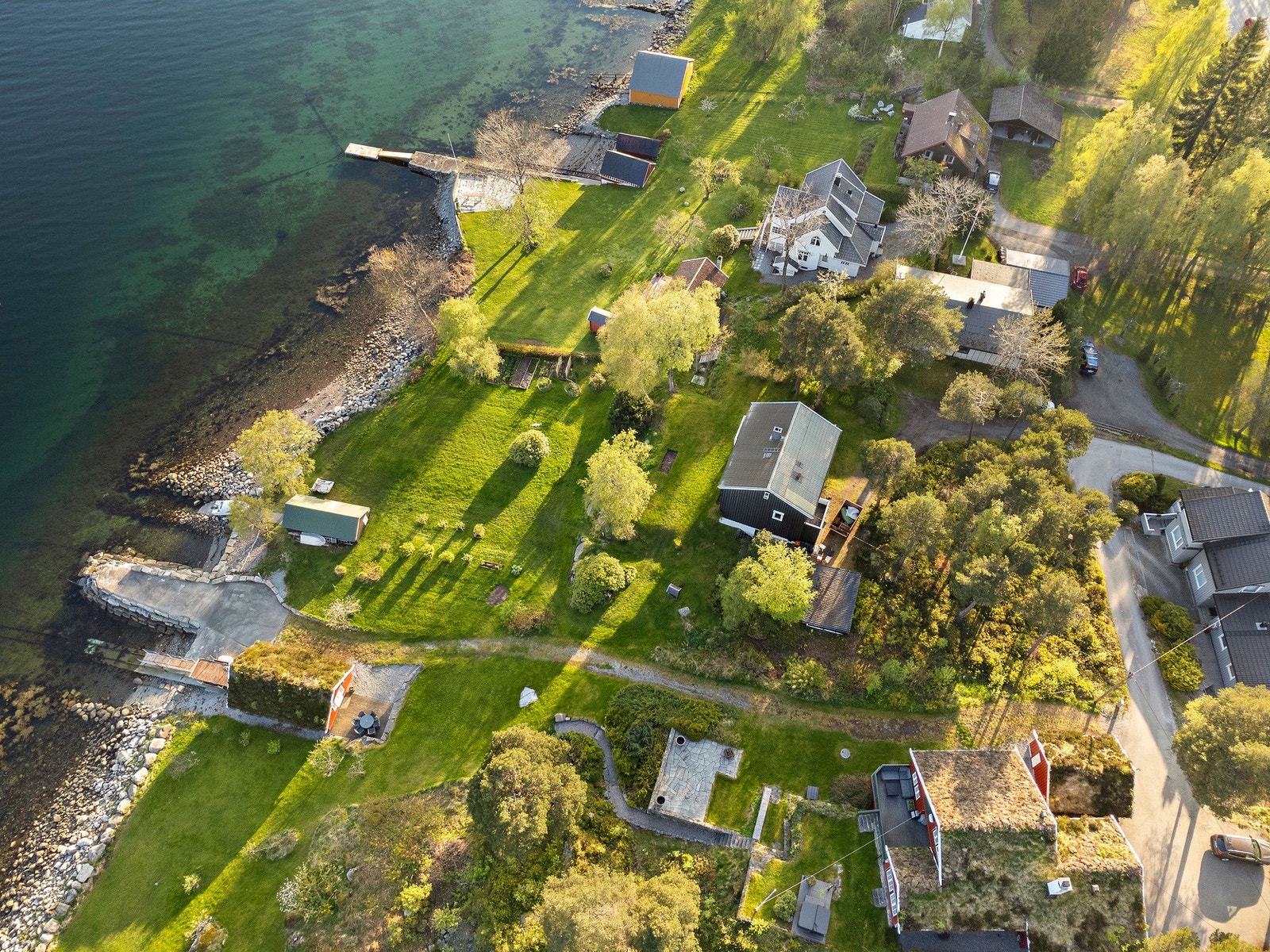 Tomten vil få adgang til sjø over 31/26 og rett til å ha båt inntil 25 fot på utfar. Galleribilde