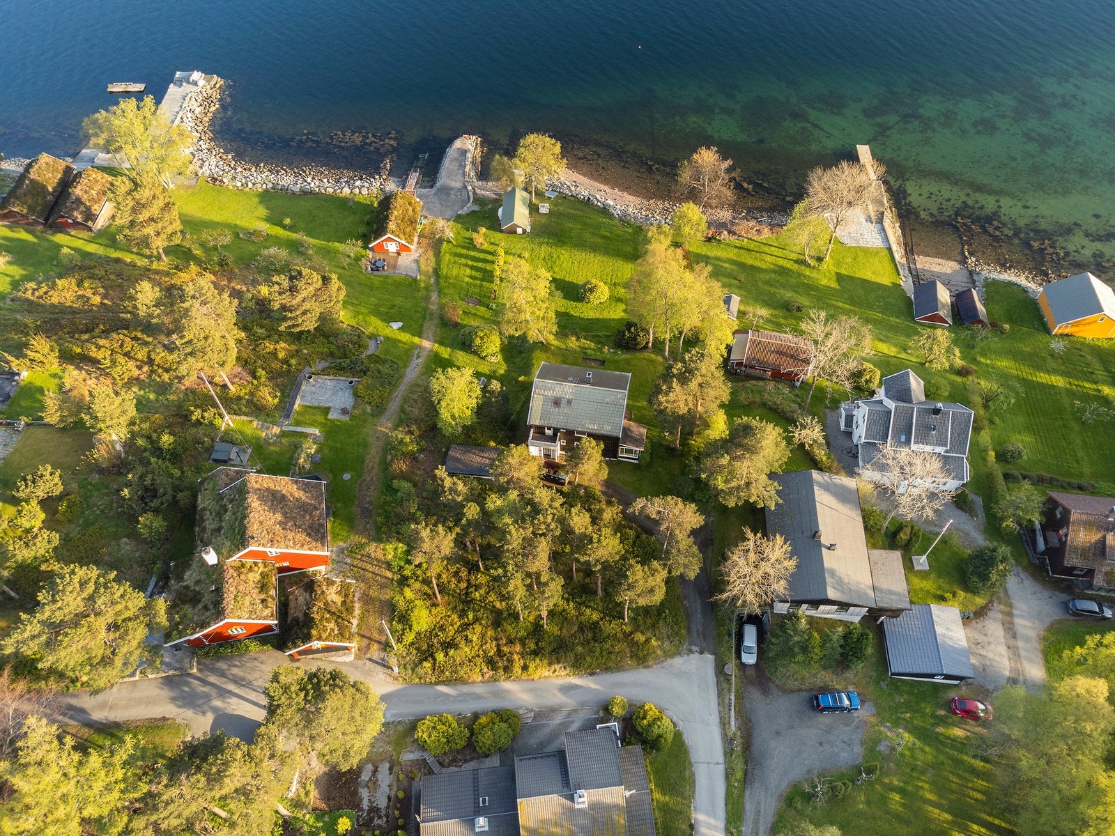 Tomten ligger kun et steinkast unna sjøen. Her er det gitt rammetillatelse for bygging av moderne enbolig i samtidsarkitektur. Se tegninger mot slutten av bildekarusellen. Galleribilde