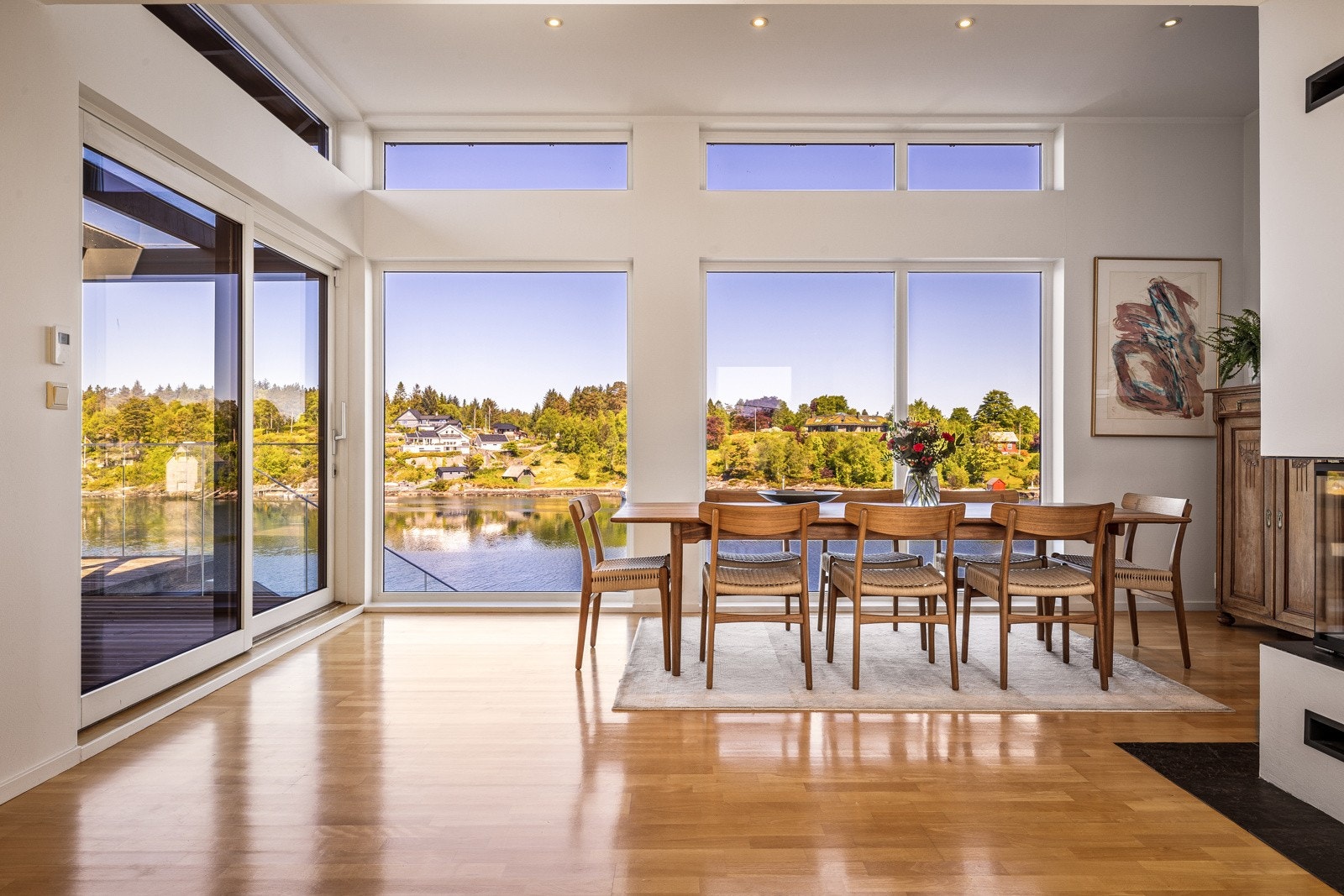 - Hovedetasjen er luftig, legge merke til det ekstra glassfeltet som er lagt inn mellom vindu og tak - Galleribilde