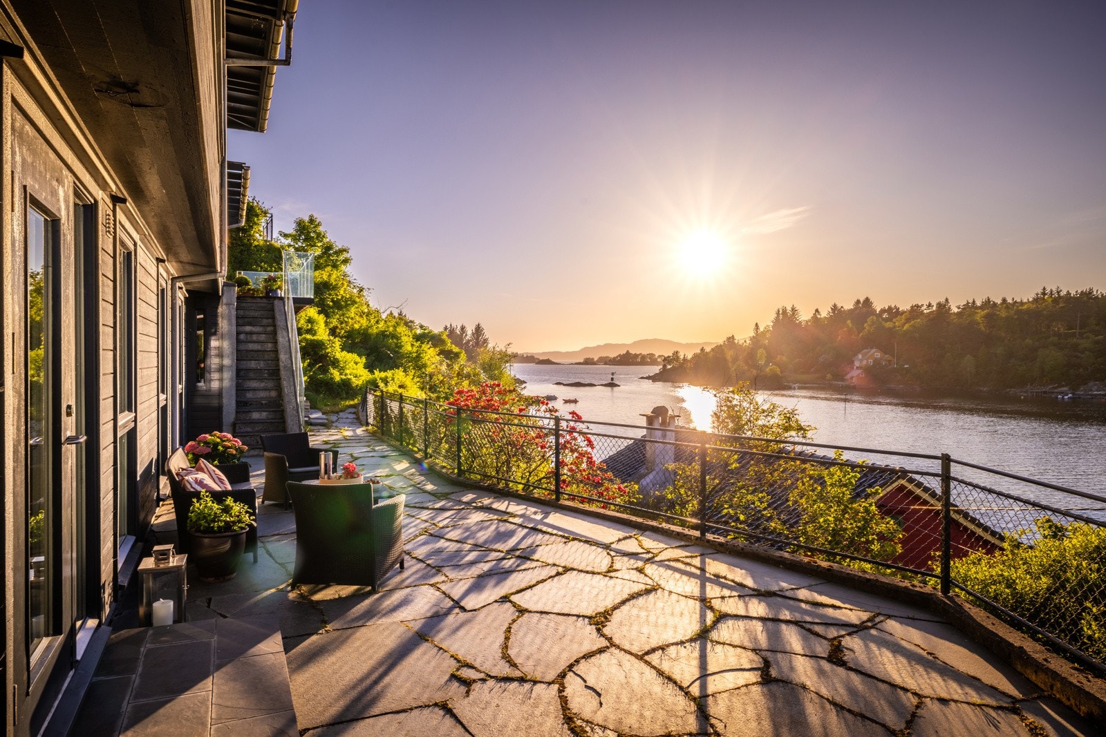 - Ulike uteplasser i forskjellige himmelretninger lar deg følge solen gjennom dagen - Galleribilde