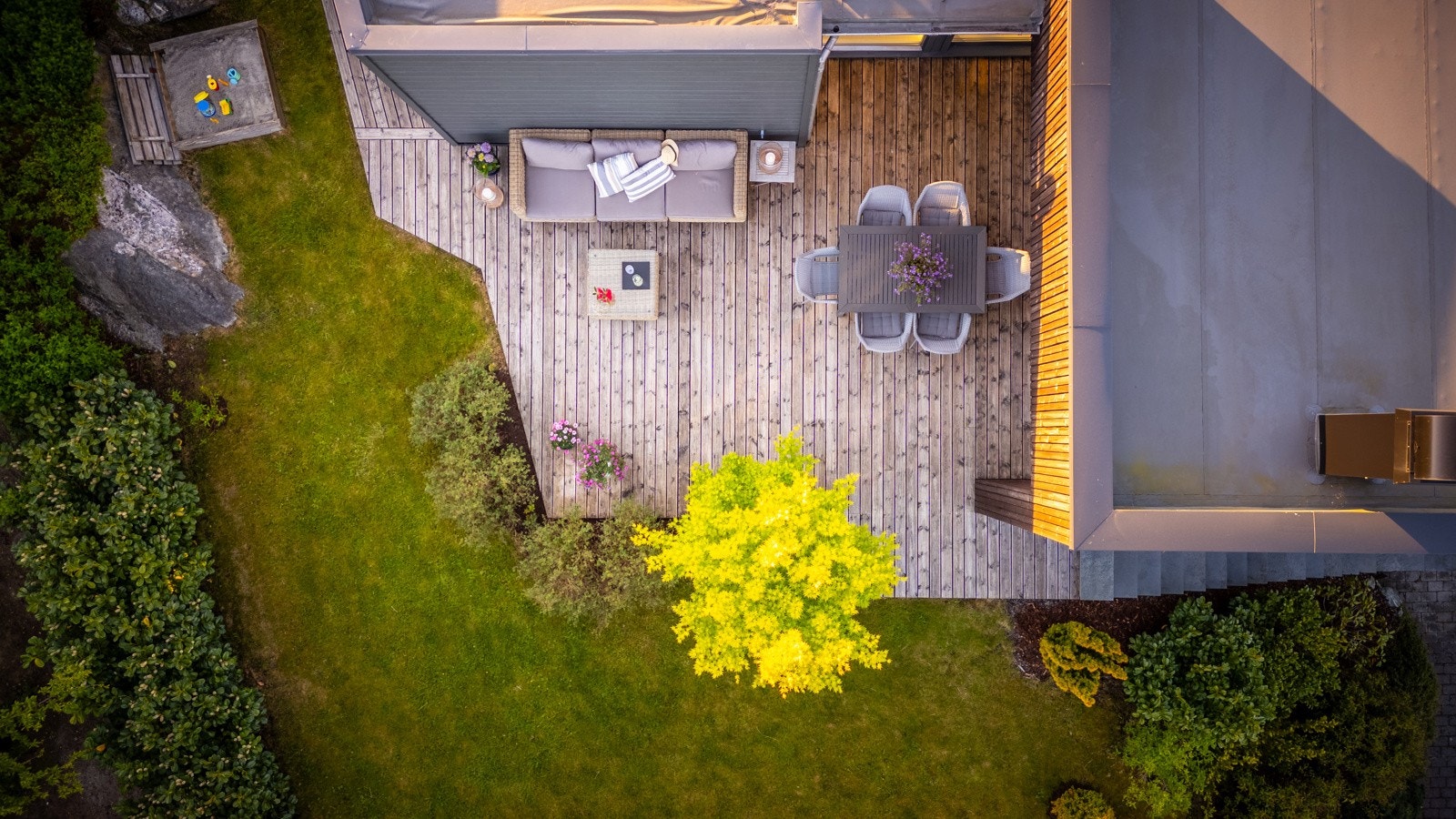 - Huset er utstyrt med hele 52 solcellepanel - Galleribilde