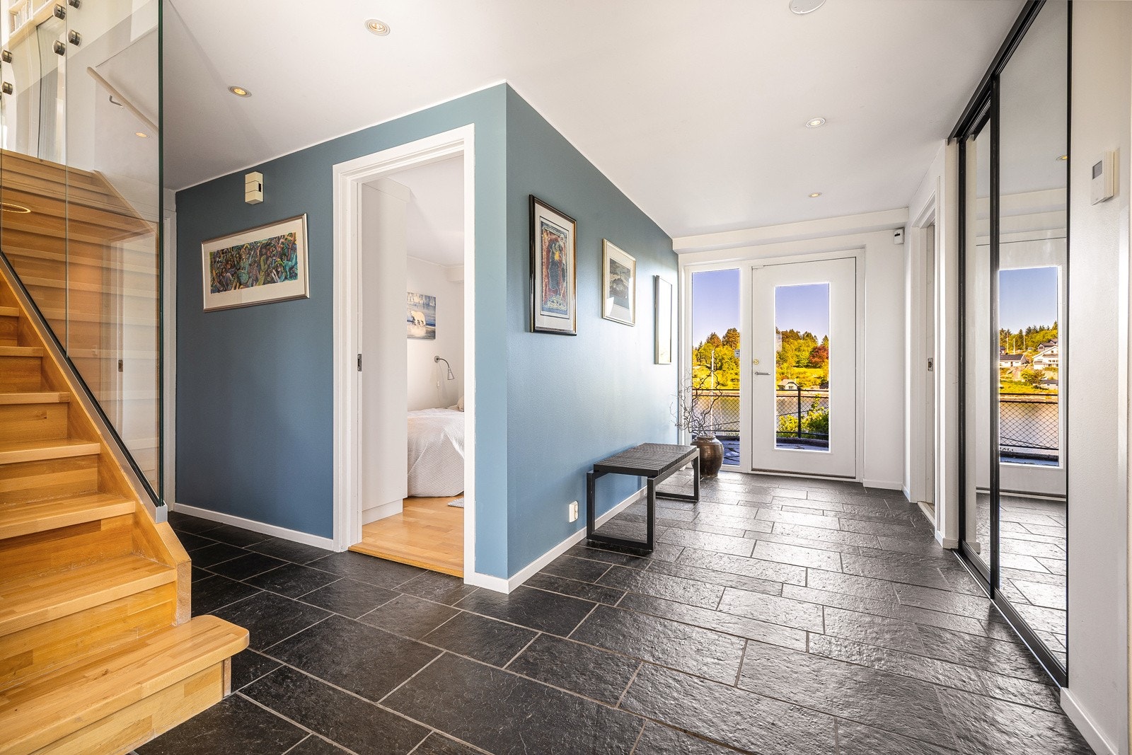 - God oppbevaringsplass i skyvedørsgarderobe - Galleribilde