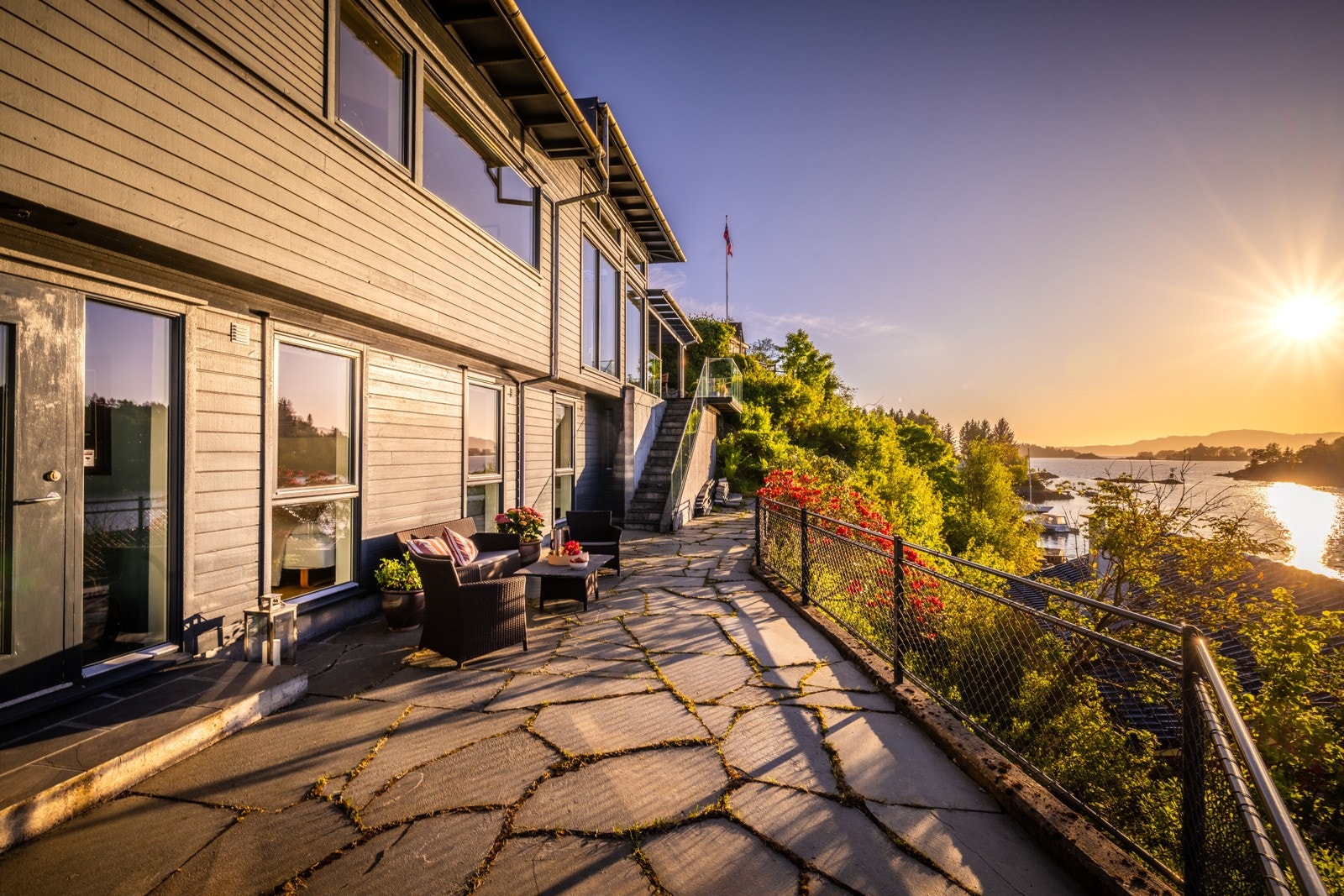 - Fin skiferbelagt platting på ca. 46 m², det går trapp ned fra ene terrassen - Galleribilde