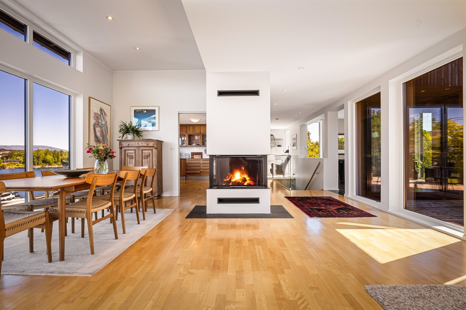 - Romslig stue og spisestue med peisovn - Galleribilde