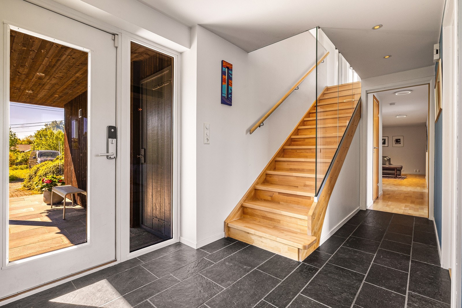 - Stor entré med praktisk flislagt gulv - Galleribilde