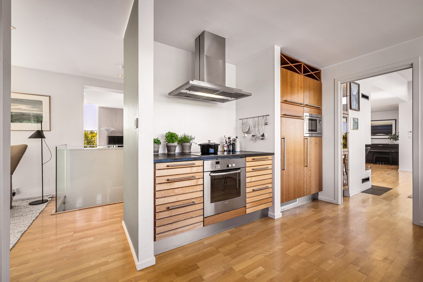 - Kjøkkenet har også plass til frokostbord - Galleribilde