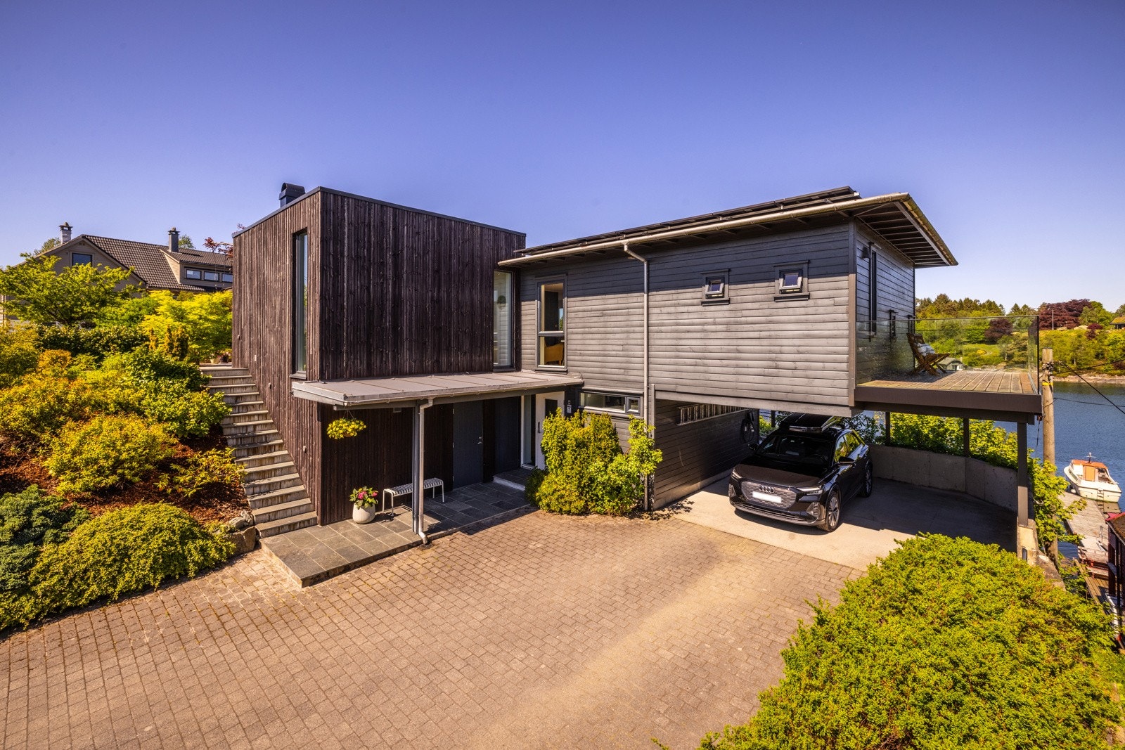 - Carport med plass til to biler med to ladestasjoner for elbil - Galleribilde