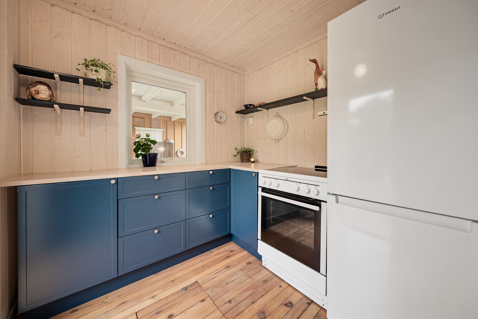 Kjøkken med utgang til utekjøkken og uteplasser. Galleribilde