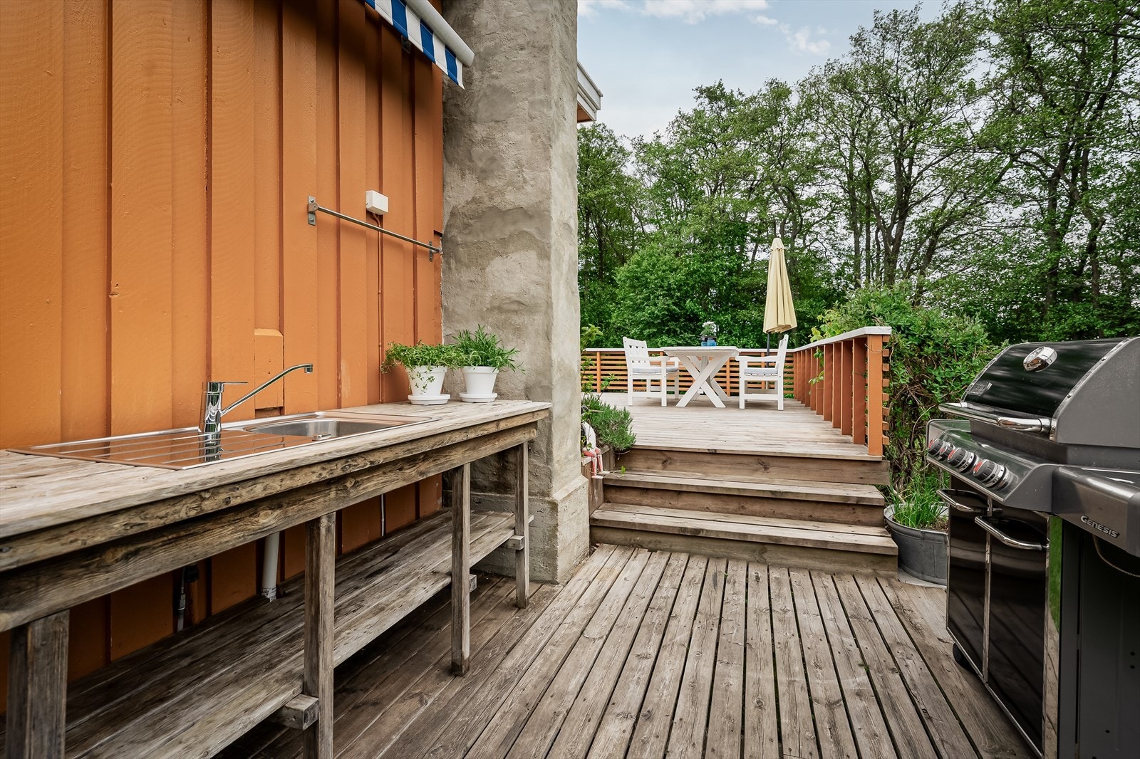 Terrasse med utekjøkken Galleribilde