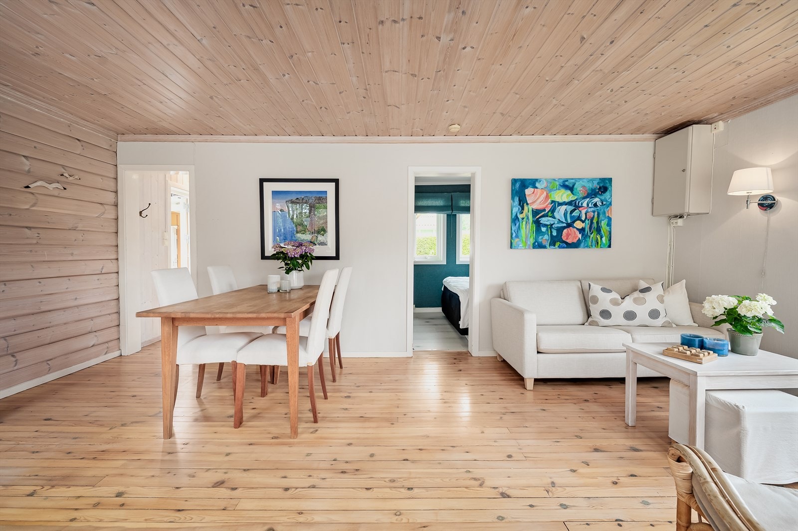 Stuen. Døren til høyre er inn til hovedsoverom. Døren til venstre er inn til kjøkken. Galleribilde