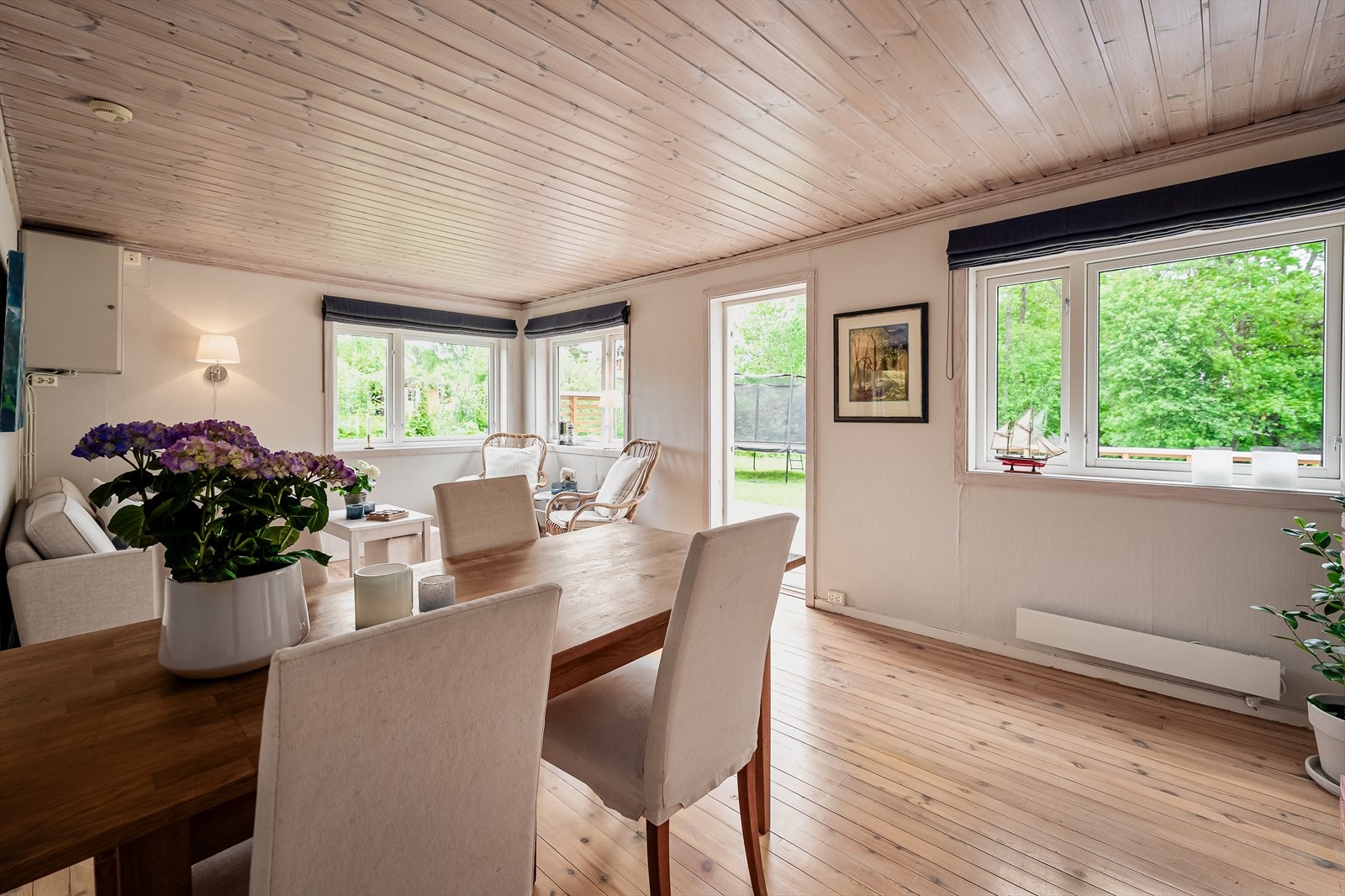 Stue med utgang til stor deilig veranda Galleribilde