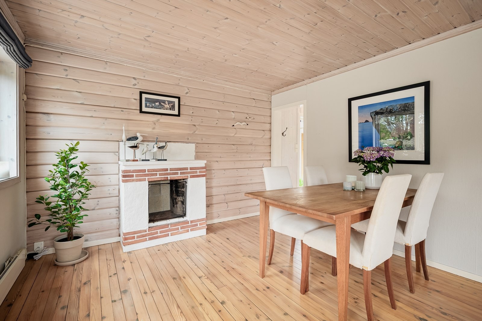 Lys og trivelig stue med åpen peis. Galleribilde