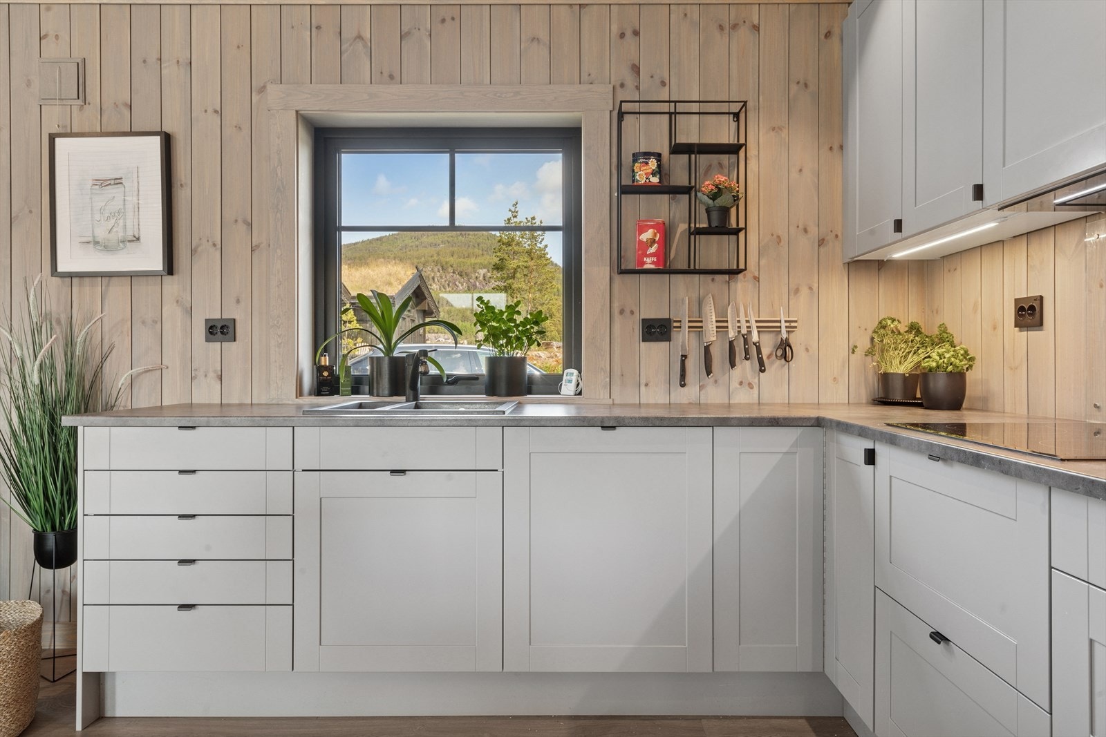 Smart og innholdsrik kjøkkeninnredning som passer fint i rommet. Galleribilde