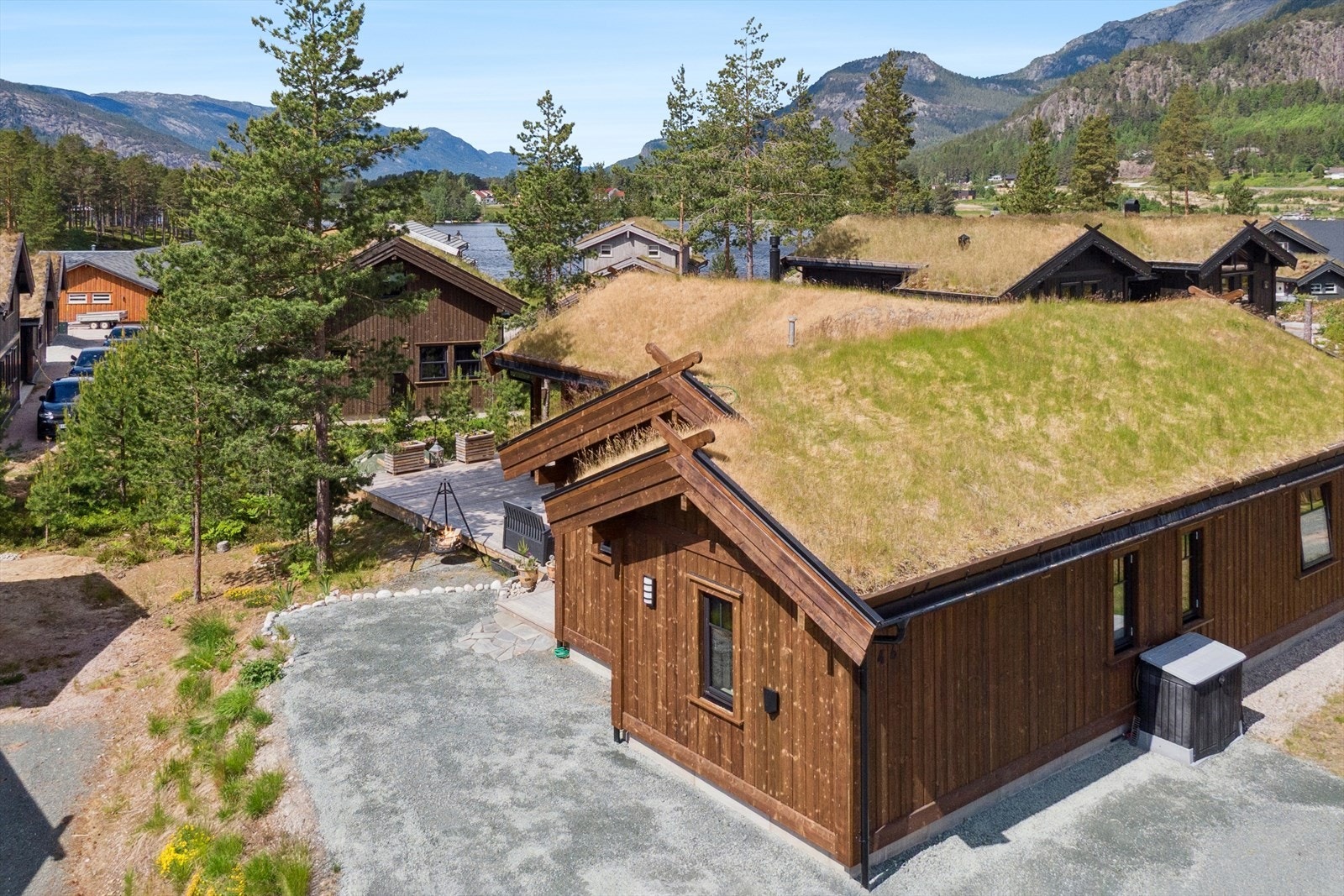 DNB Eiendom v/Veronika Bjønnes har gleden av å presentere en lekker helårshytte med golf som hovedattraktsjon sommerstid og alpint vinterstid. Galleribilde