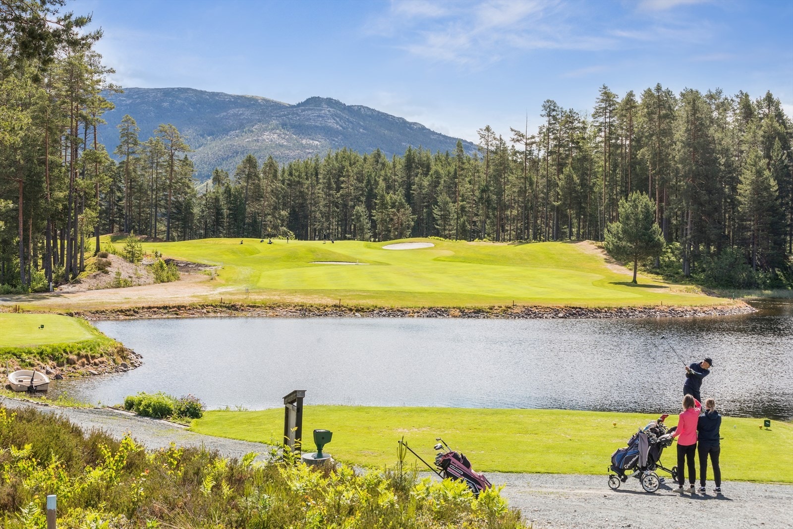 Fossøy er kjent for sin vakre 9-hulls golfbane omkranset av vann. Her er det store planer om å bygge innendørs golfsimulator mm. slik at golfsesongen kan vare hele året! Galleribilde