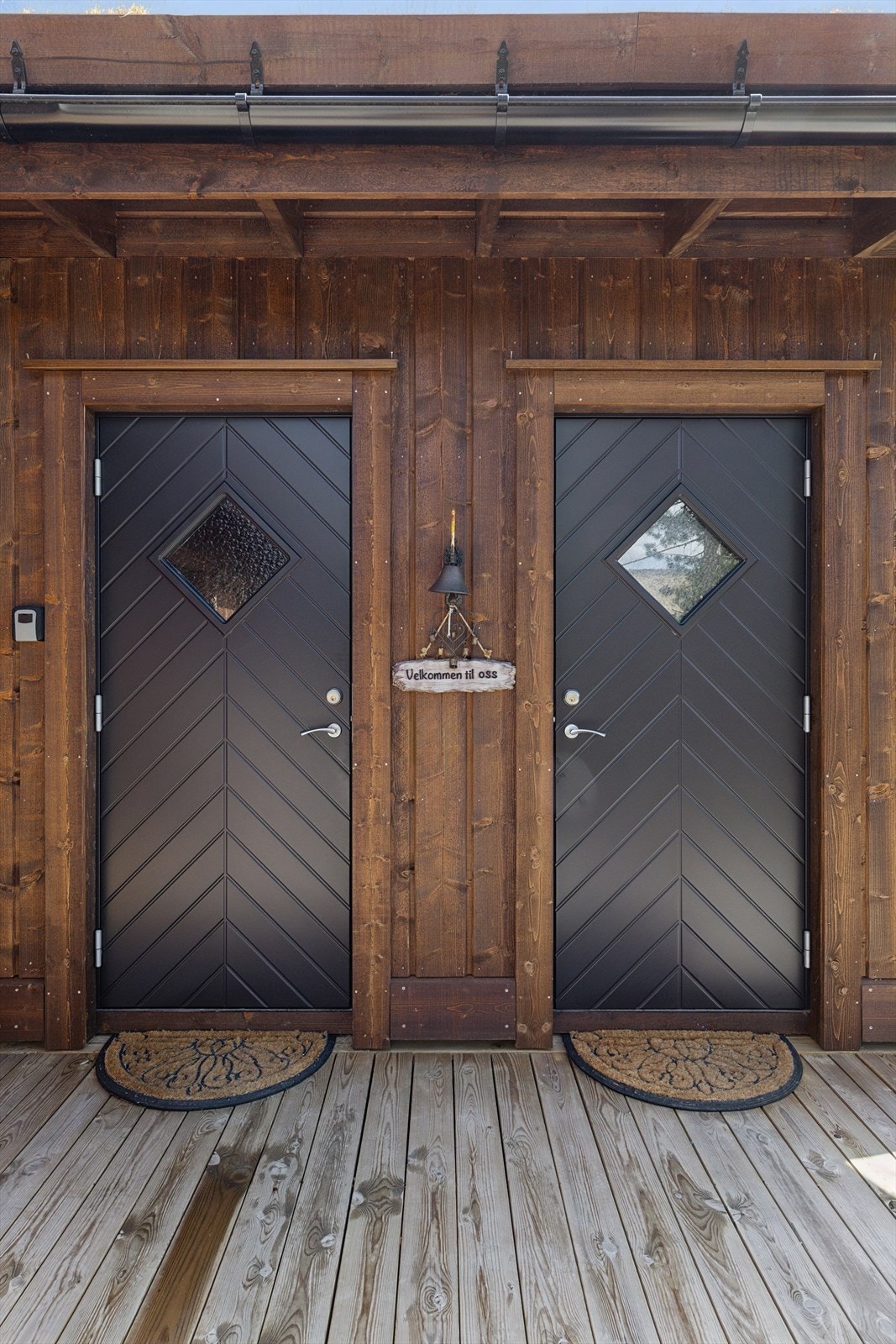 Velkommen inn - dør til venstre fører inn i hytta, dør til høyre er bod/vaskerom/teknisk rom men videre adkomst inn. Galleribilde