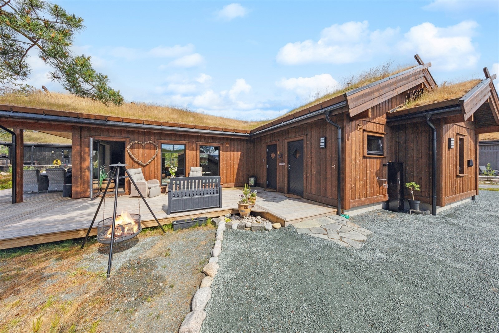 Hytta har trappefri adkomst og 56 kvm terrasse med kveldssol! Galleribilde